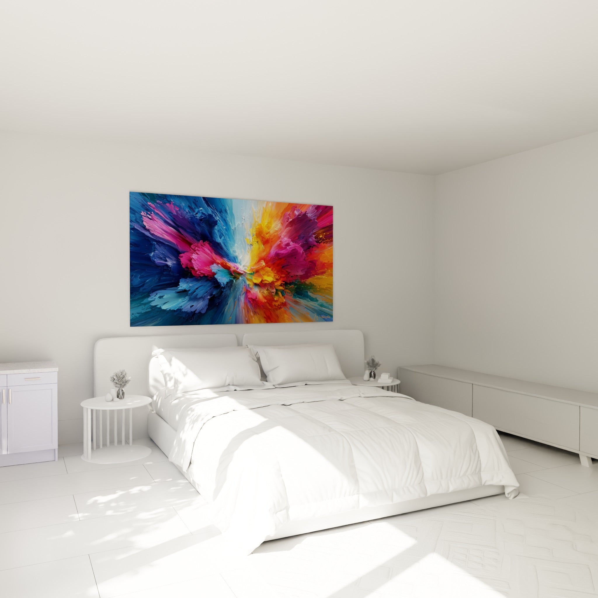 Déflagration colorée bleu marine et fuchsia, œuvre abstraite accrochée au-dessus d'un lit dans une chambre claire