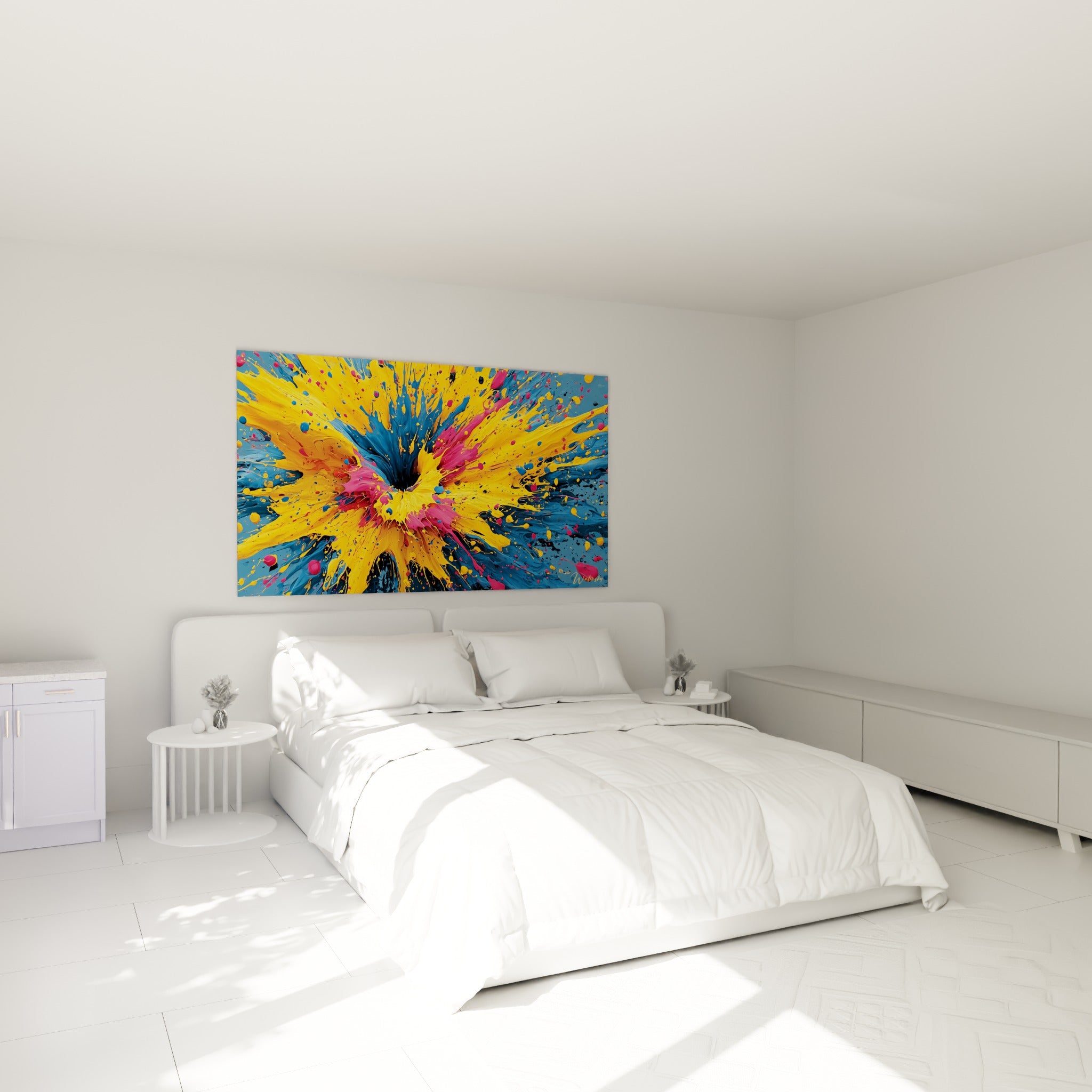 Éclaboussures jaune et bleu marine du tableau multicolore abstrait au-dessus d'un lit dans une chambre claire