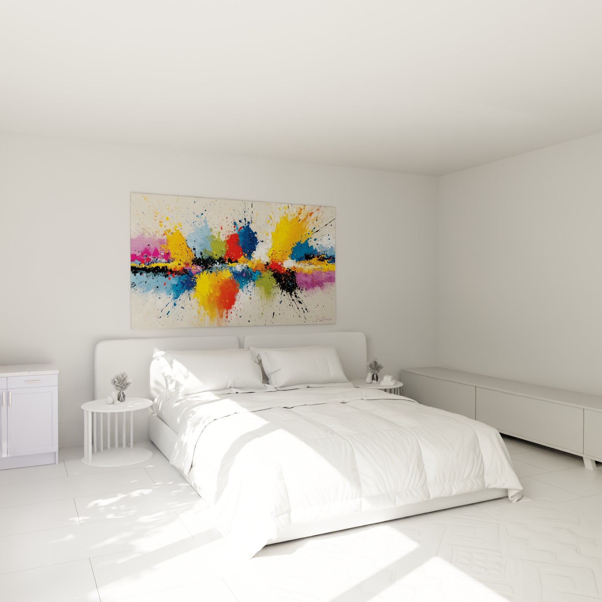 Composition abstraite bleu et jaune éclatant accrochée au-dessus d'un lit dans une chambre claire