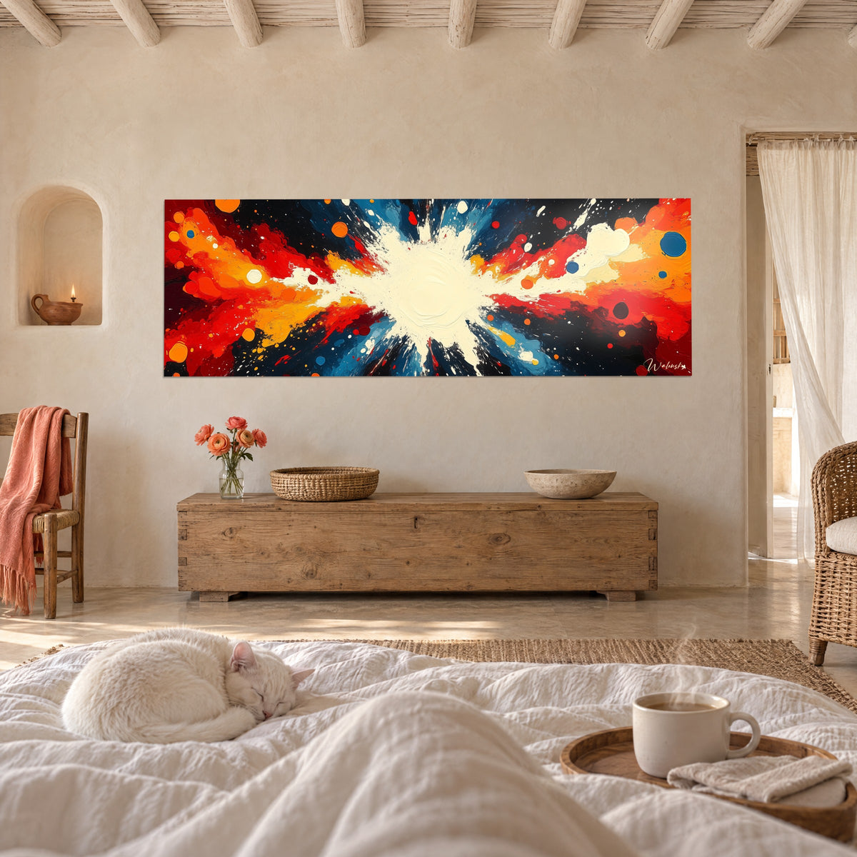 Cuadro salpicadura espesa de pintura en crema, naranja y azul noche, sobre una cama en un dormitorio luminoso