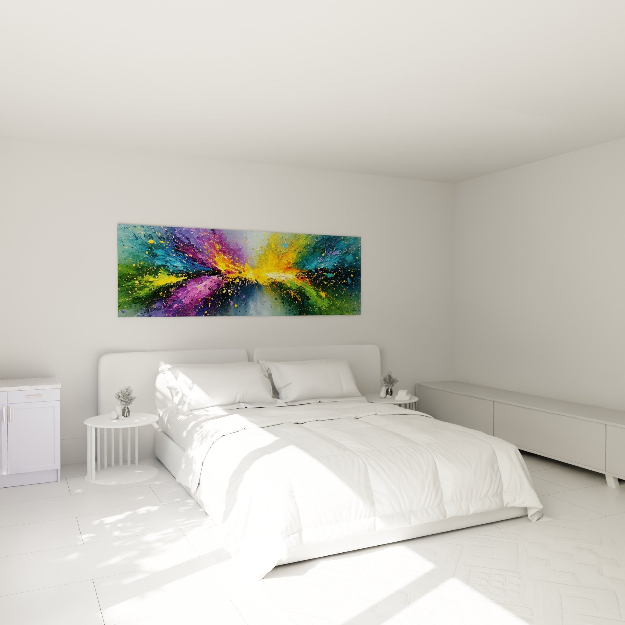 Jaillissement de couleurs violettes et jaunes accrochant la lumière, au-dessus d'un lit dans une chambre claire