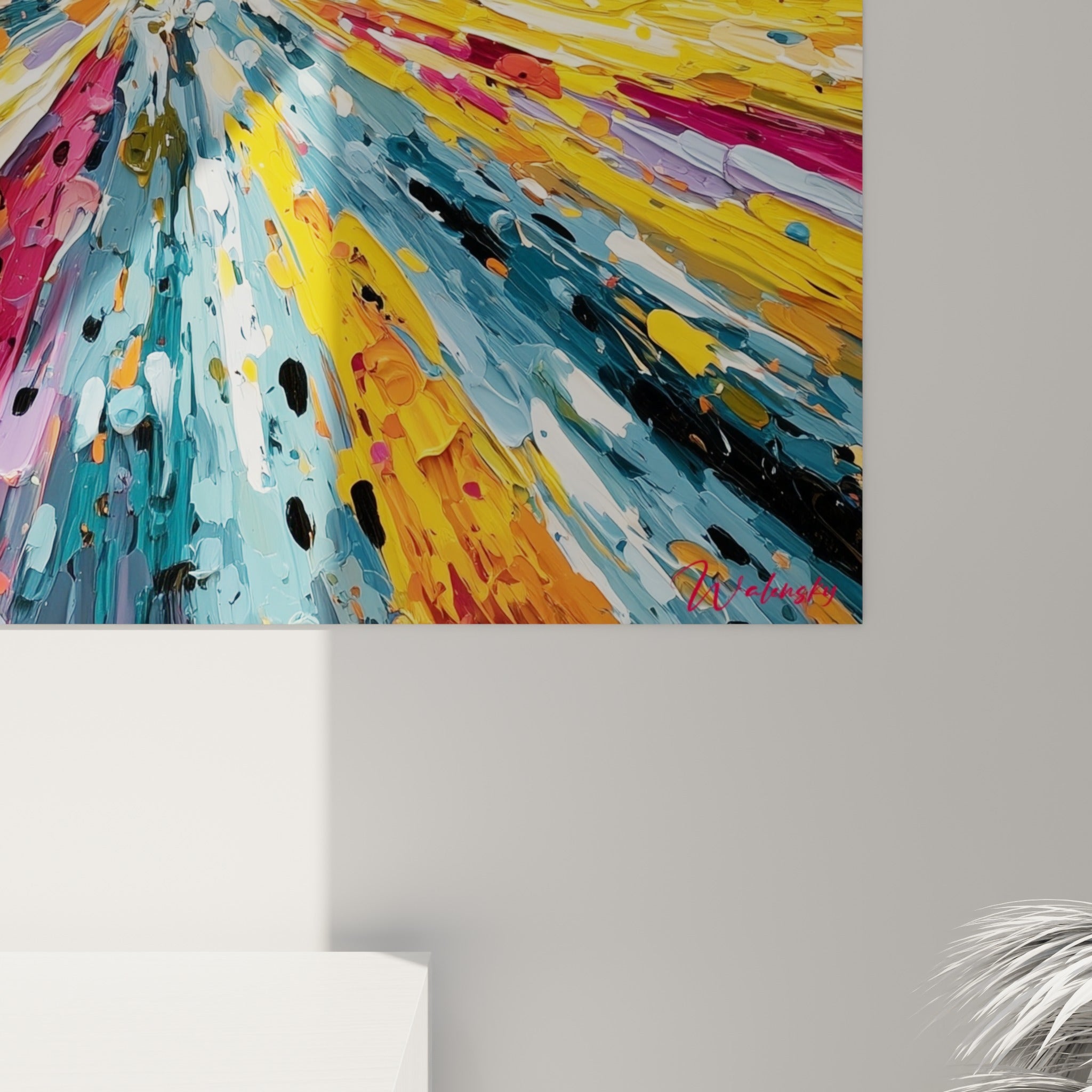 Empâtements épais de peinture jaune, rose fuchsia et bleu pétrole visibles en relief sur la toile