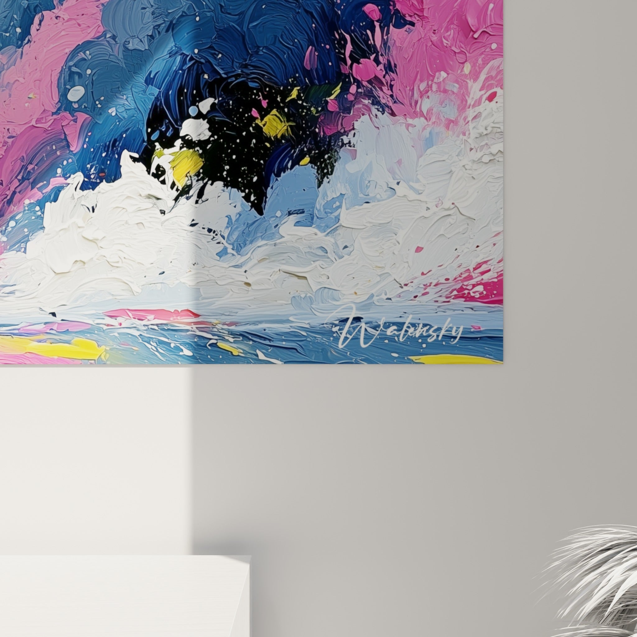 Empâtements épais de peinture rose, jaune et bleu marine, matière sculpturale visible sur ce tableau multicolore abstrait