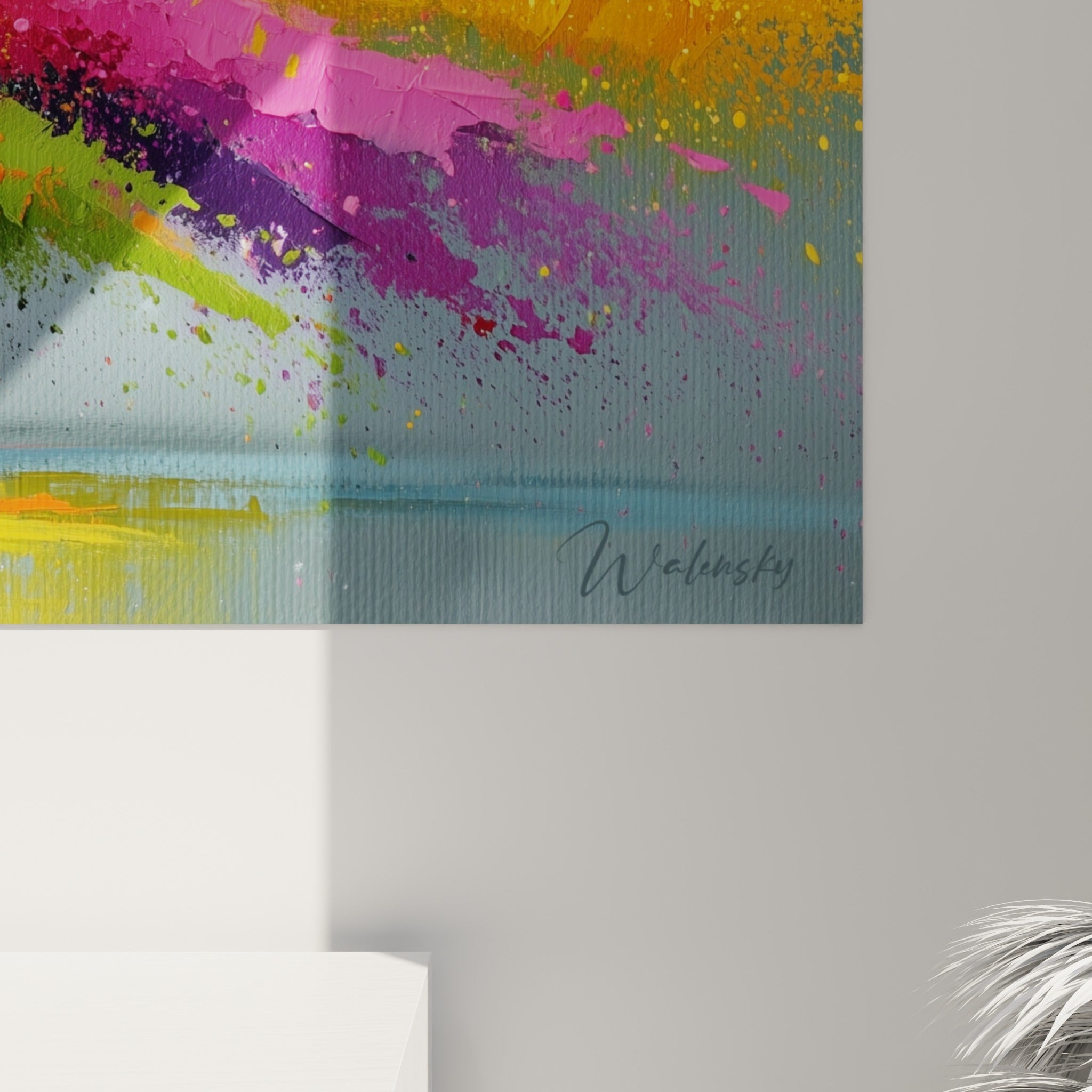 Empâtements épais de peinture jaune et violette révélant la matière texturée de ce tableau abstrait