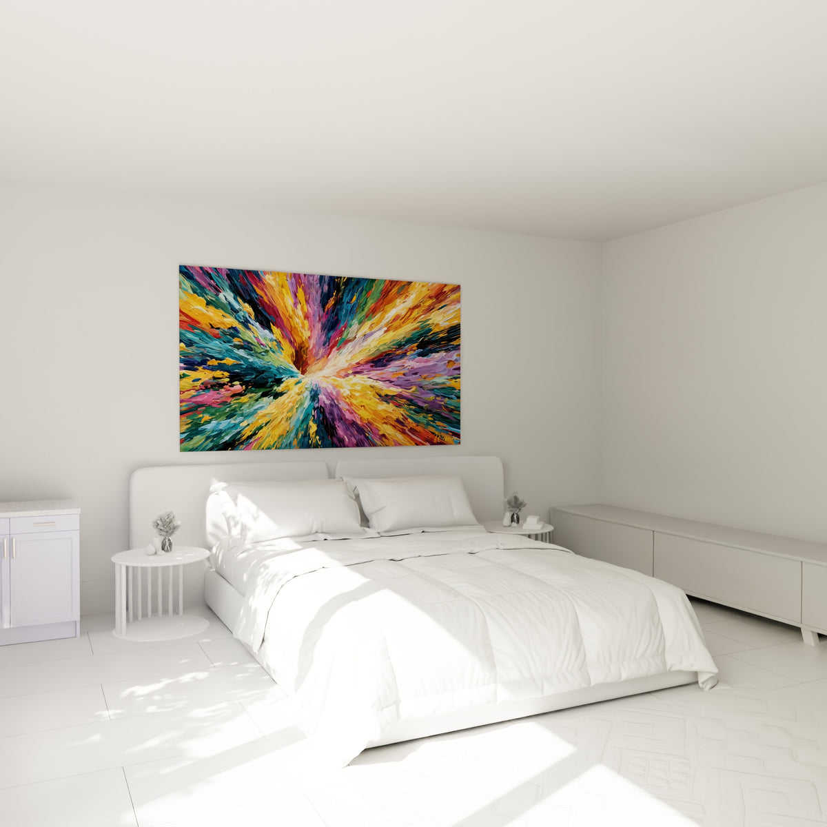 Explosion colorée dorée et prune au mouvement radial, accrochée au-dessus d'un lit dans une chambre claire