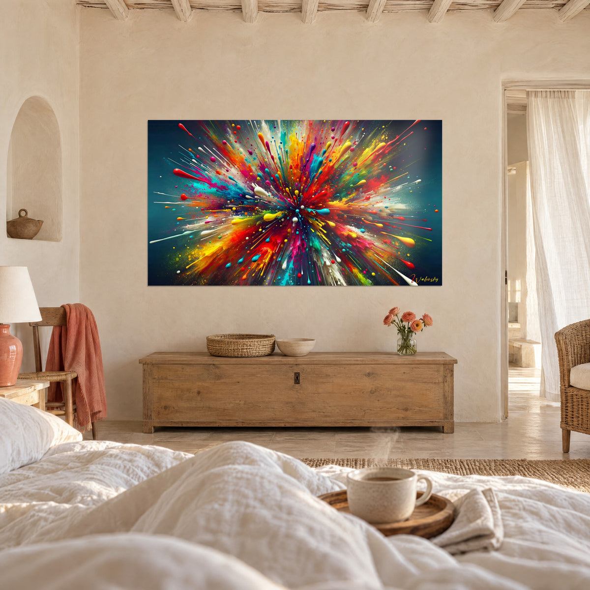 Tableau fleur de couleurs éclatée, rayons rouges, jaunes et bleu vif sur fond turquoise profond, au-dessus d'un lit dans une chambre claire