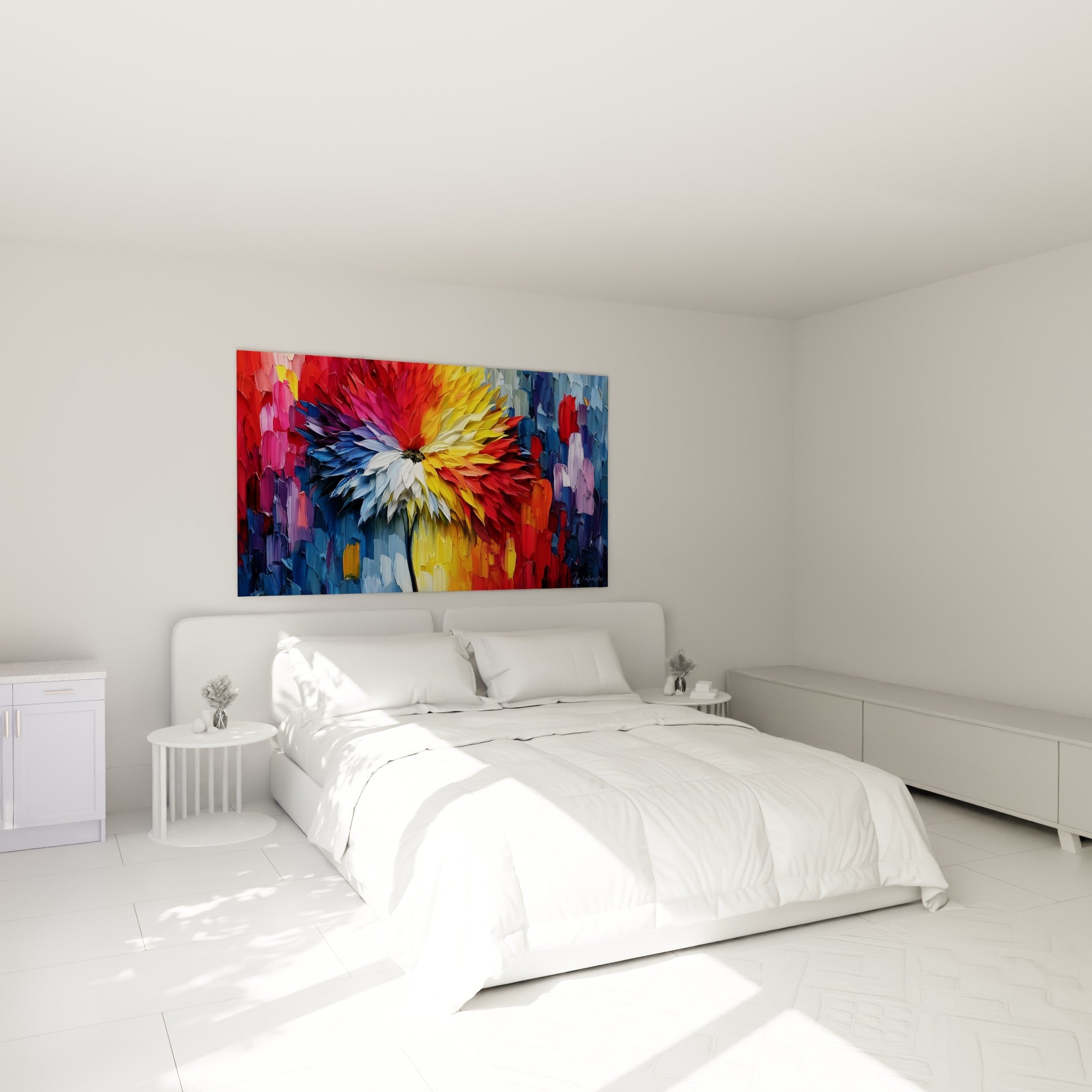 Pétales rouge et bleu marine du tableau multicolore abstrait accrochés au-dessus d'un lit dans une chambre claire