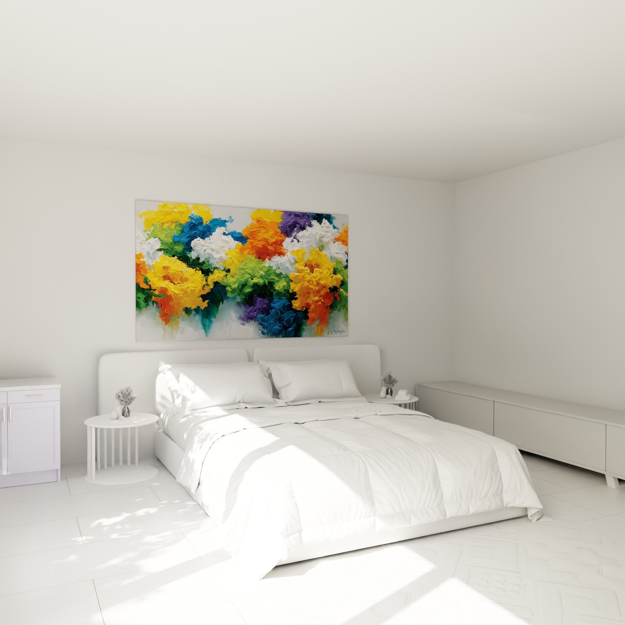 Fleurs abstraites jaune safran et vert émeraude accrochées au-dessus d'un lit dans une chambre claire