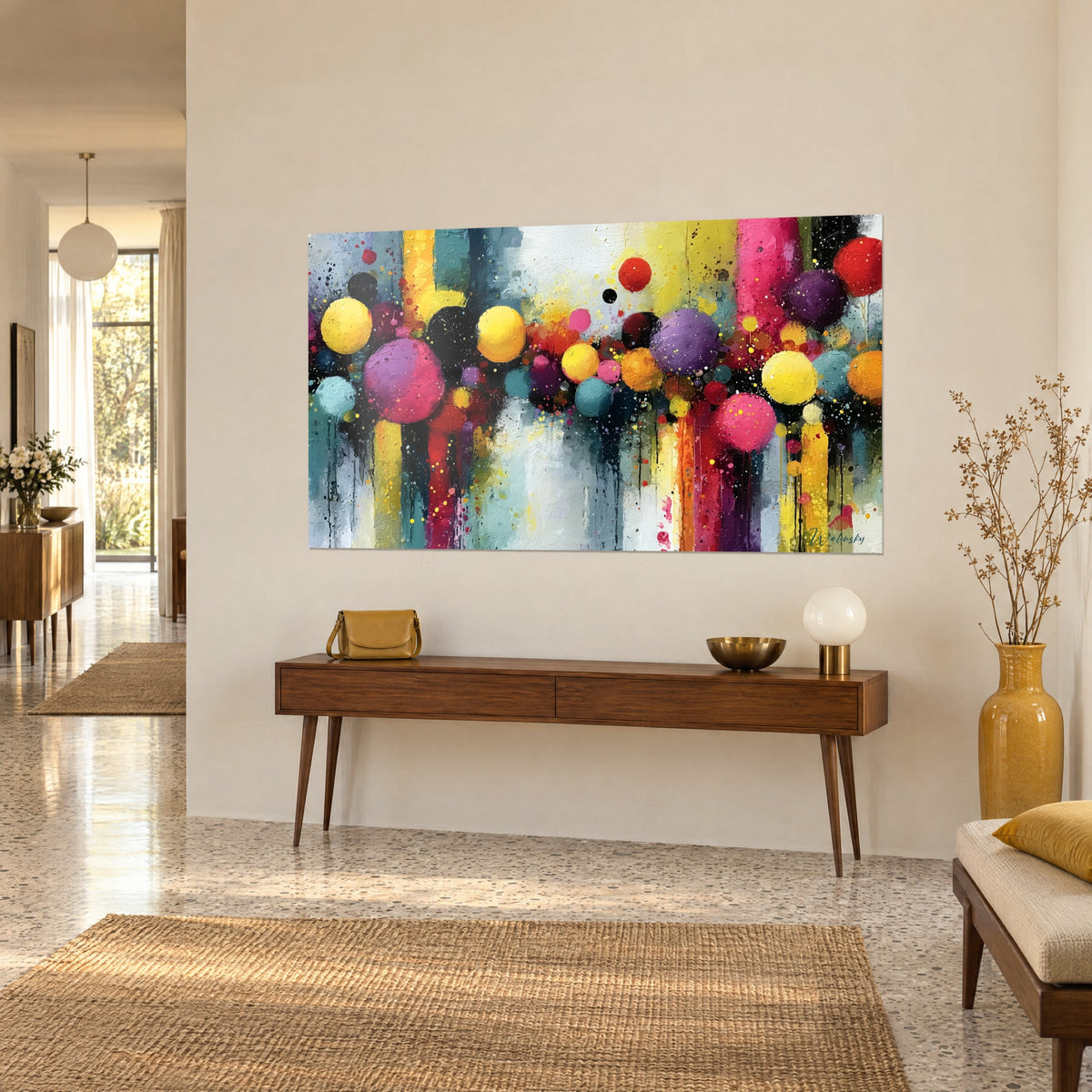 Schilderij met een rij paarse en turquoise bollen, zwarte spatten en rode strepen, houten console, woonkamer uit de jaren 50