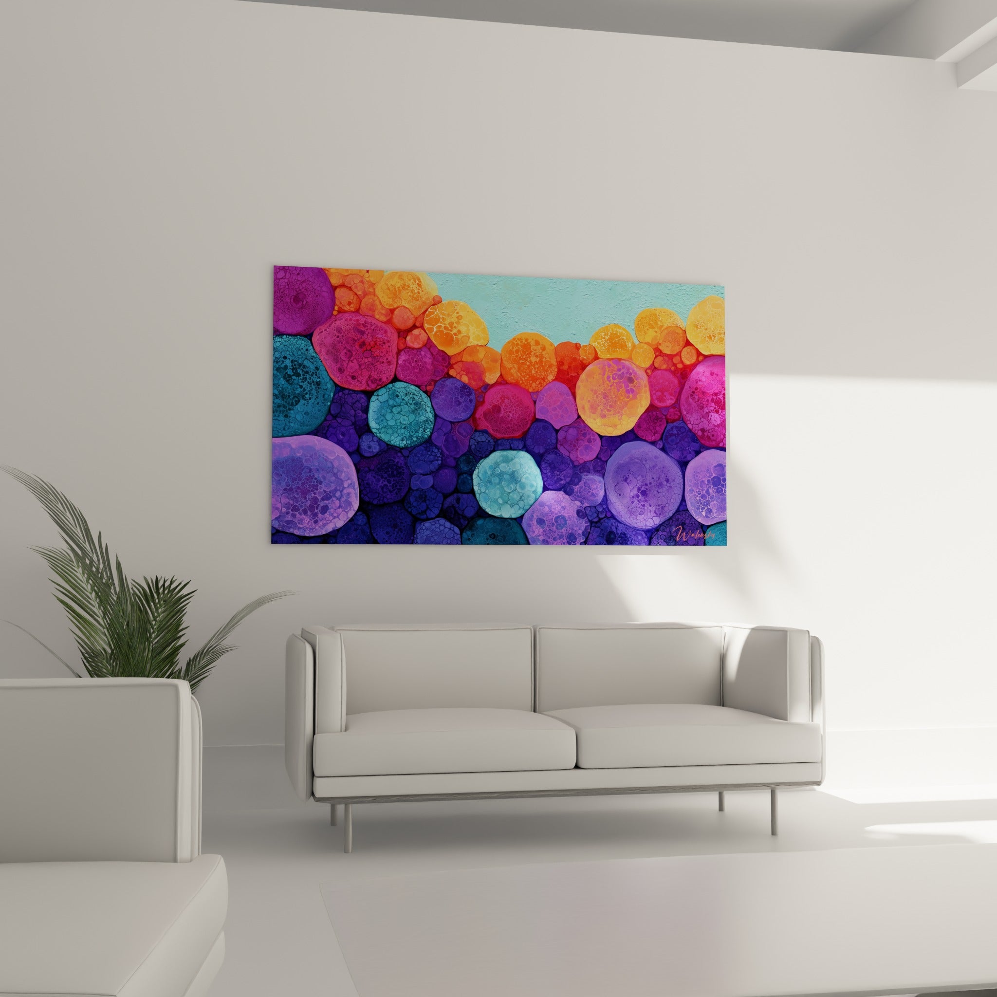 Cellules colorées violettes et dorées du tableau multicolore abstrait au-dessus d'un canapé dans un salon lumineux