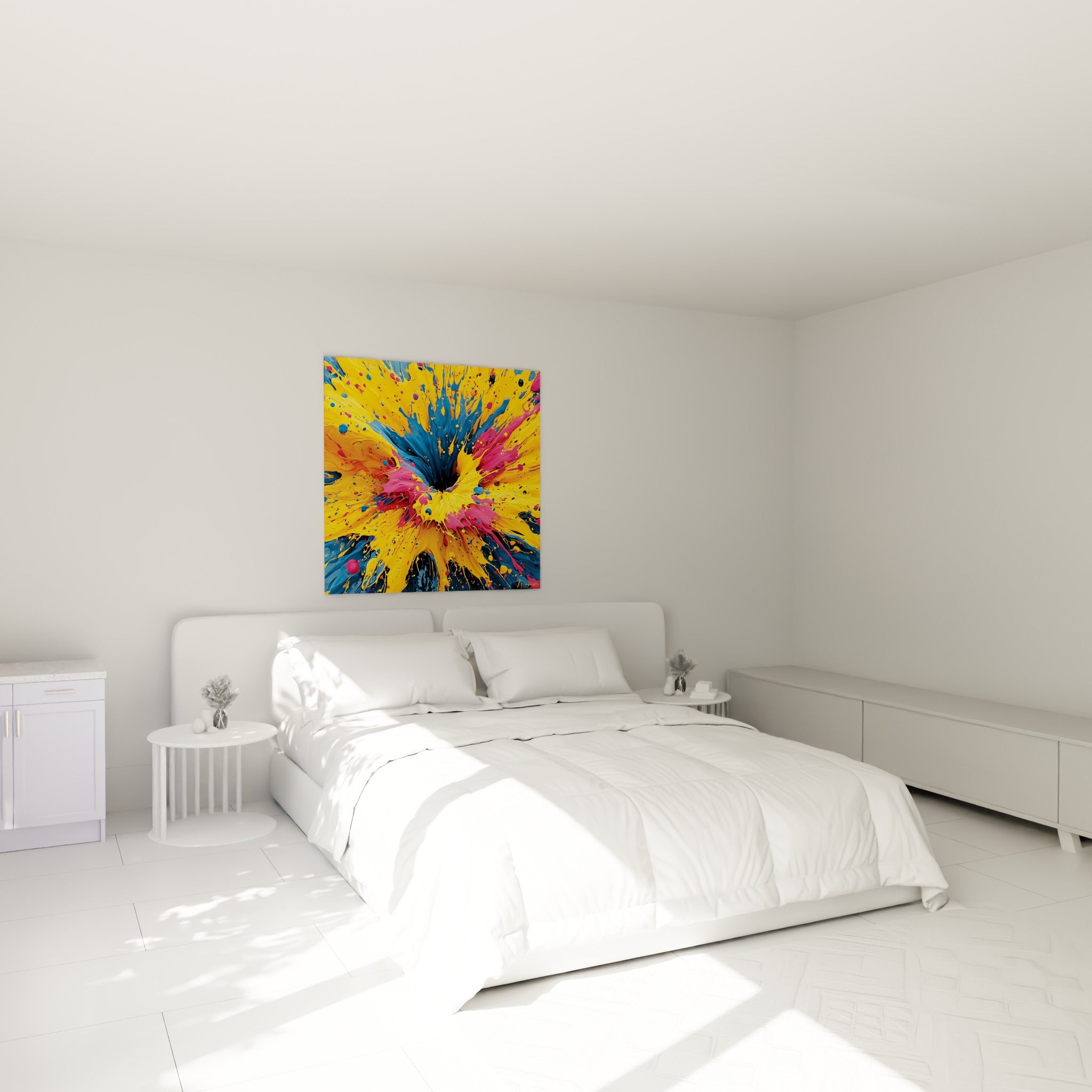 Jaillissement de peinture jaune et bleu marine au-dessus d'un lit dans une chambre claire