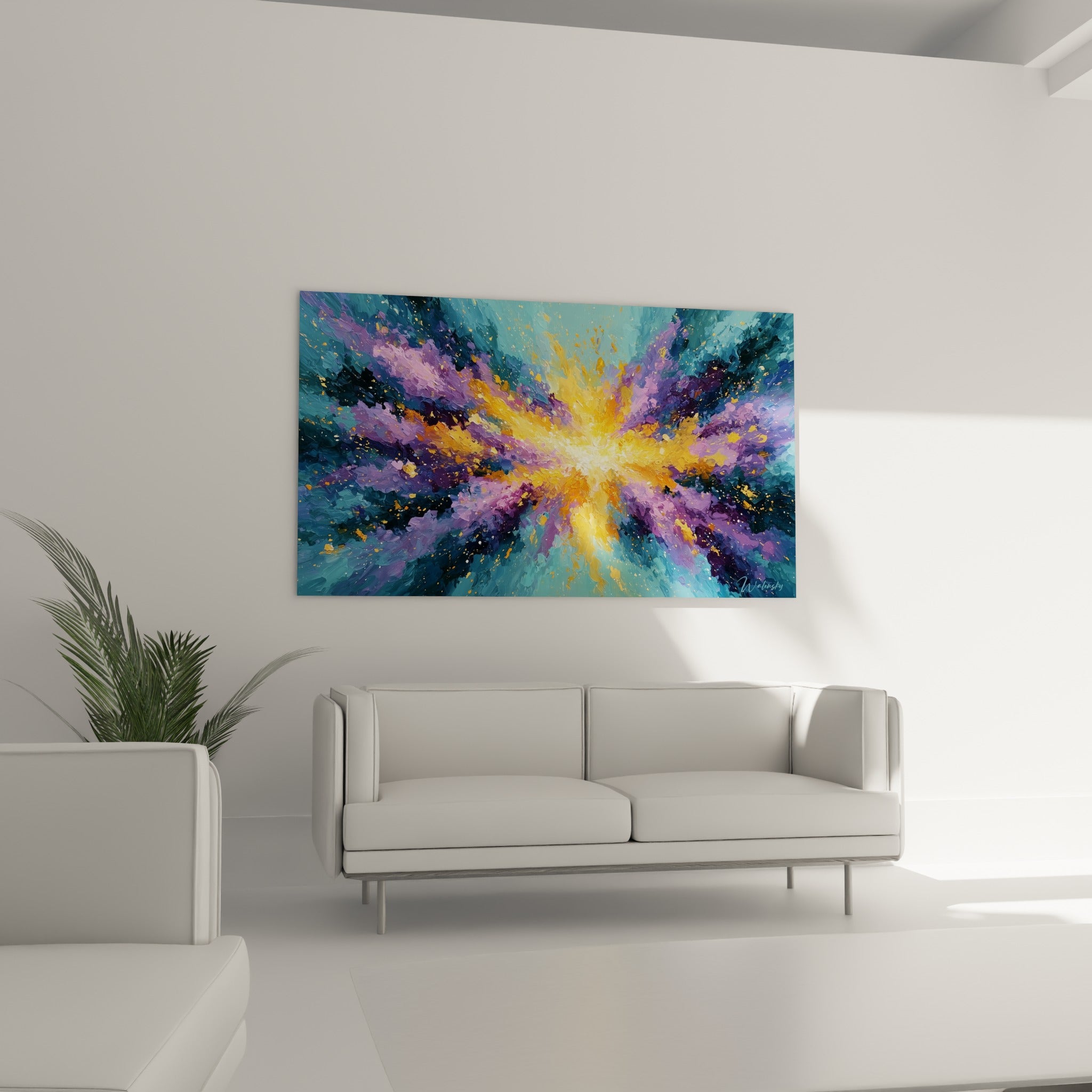 Jaillissement lumineux turquoise et violet d'une œuvre abstraite au-dessus d'un canapé dans un salon lumineux