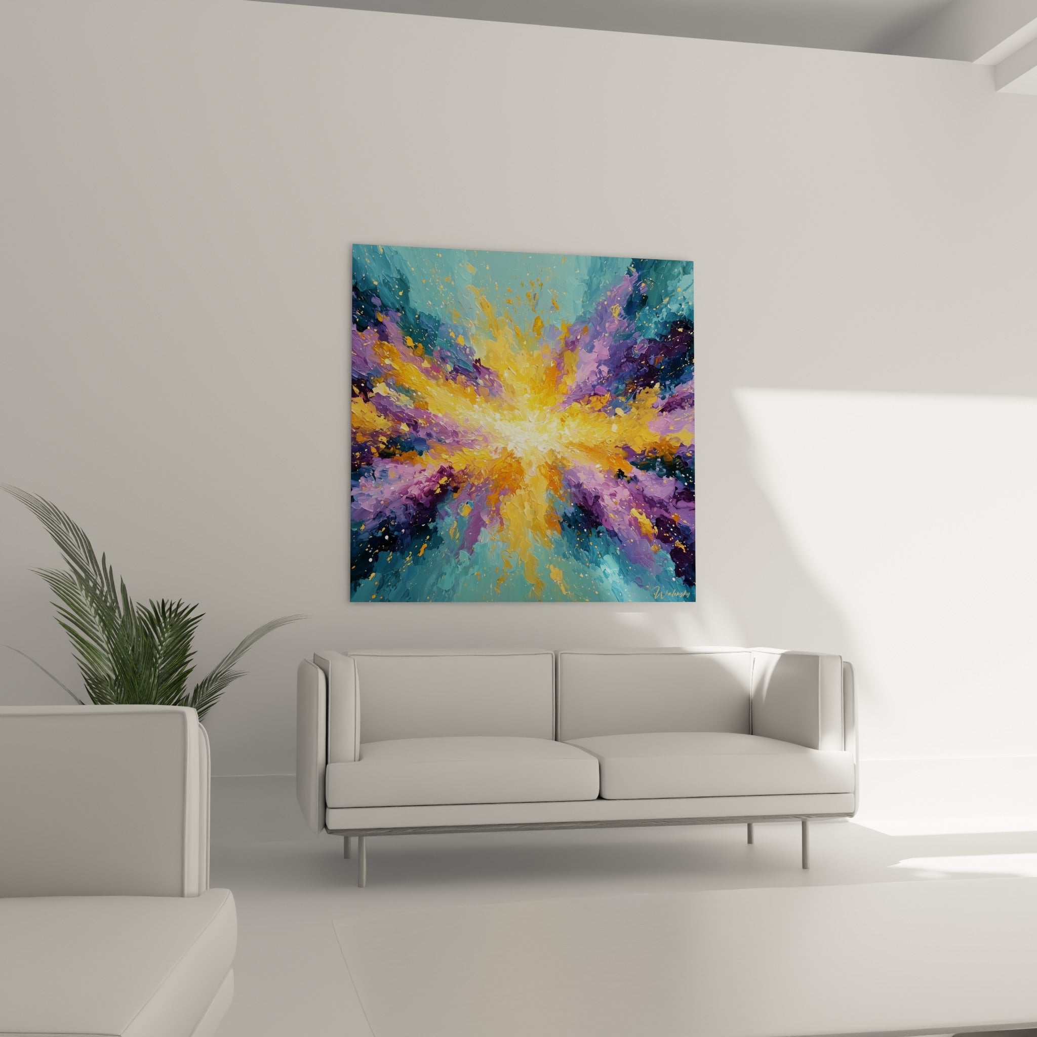 Éclats turquoise et orangés du Multicolore abstrait, au-dessus d'un canapé dans un salon lumineux