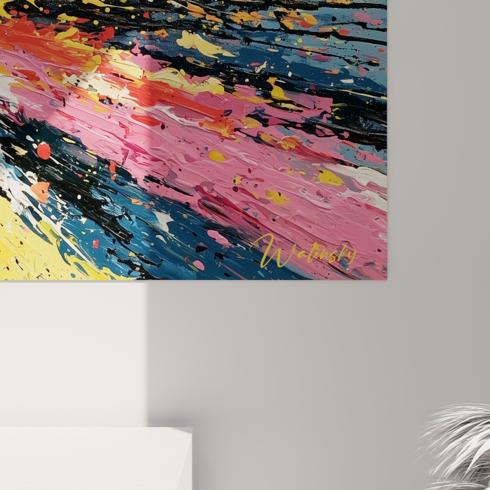 Empâtements épais de jaune, rose et anthracite visibles en détail sur la toile du multicolore abstrait accrochée