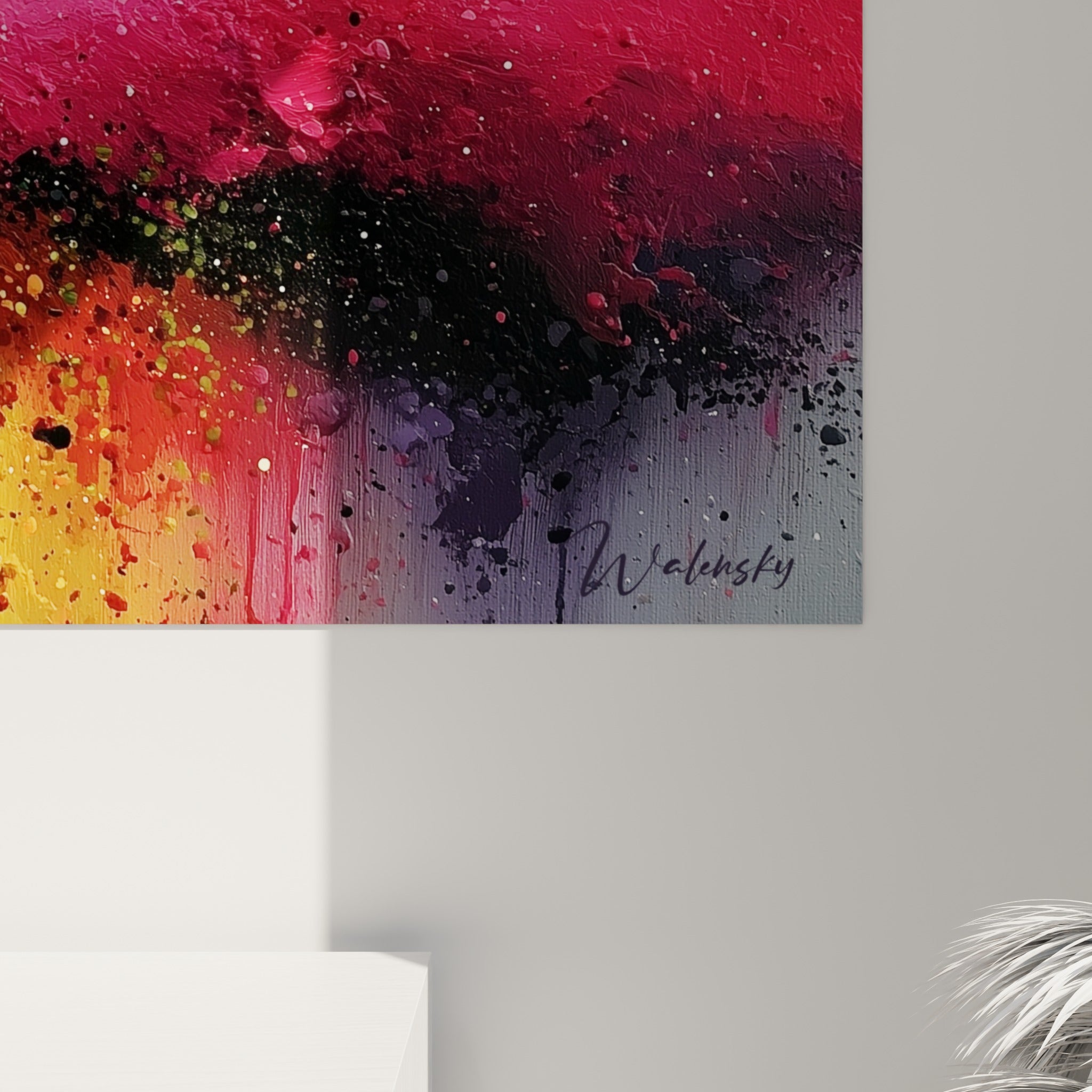 Empâtements épais et coulures noires révélant la matière colorée de ce tableau multicolore abstrait accroché
