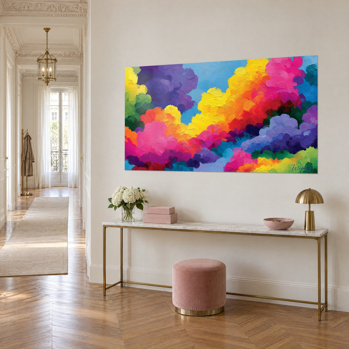 Schilderij van een feestelijke lucht met citroengele en magentakleurige krullen op blauwe achtergrond, verguld messing consoletafel, appartement in Haussmann-stijl
