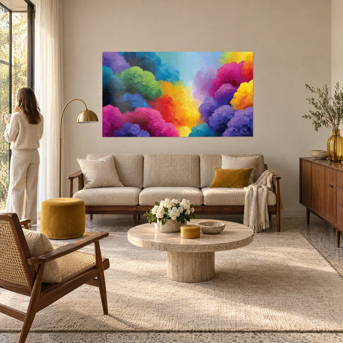 Schilderij wolkenbos in dikke verf, appelgroen, fuchsiaroze en geel, boven een bank in een lichte woonkamer