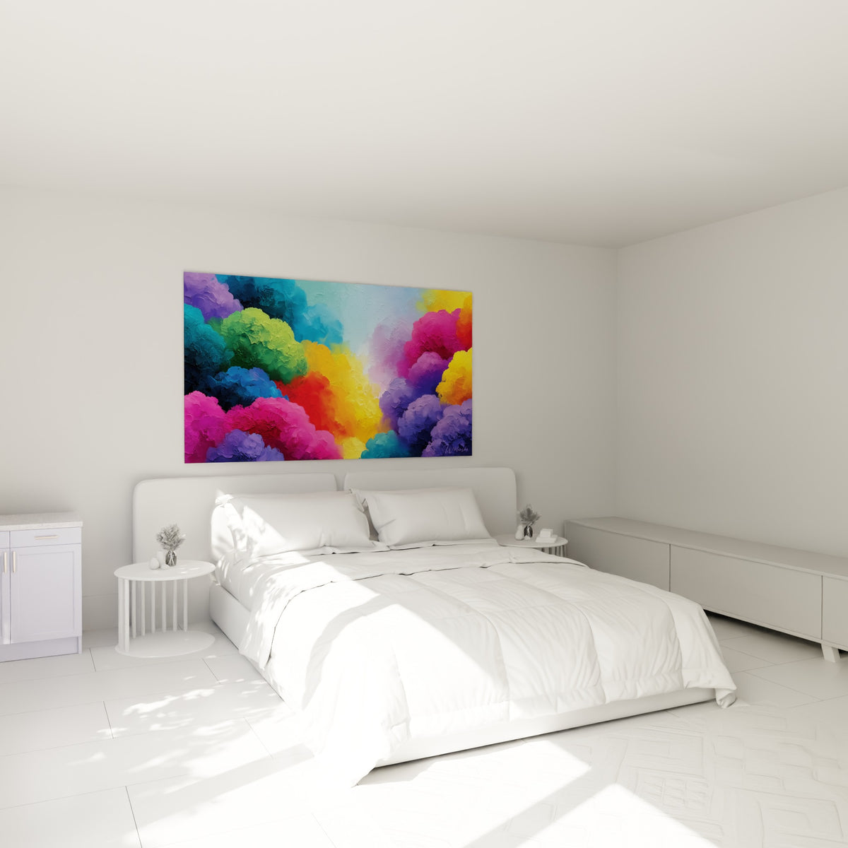 Explosion de touches violettes et orangées d'un tableau multicolore abstrait au-dessus d'un lit dans une chambre claire