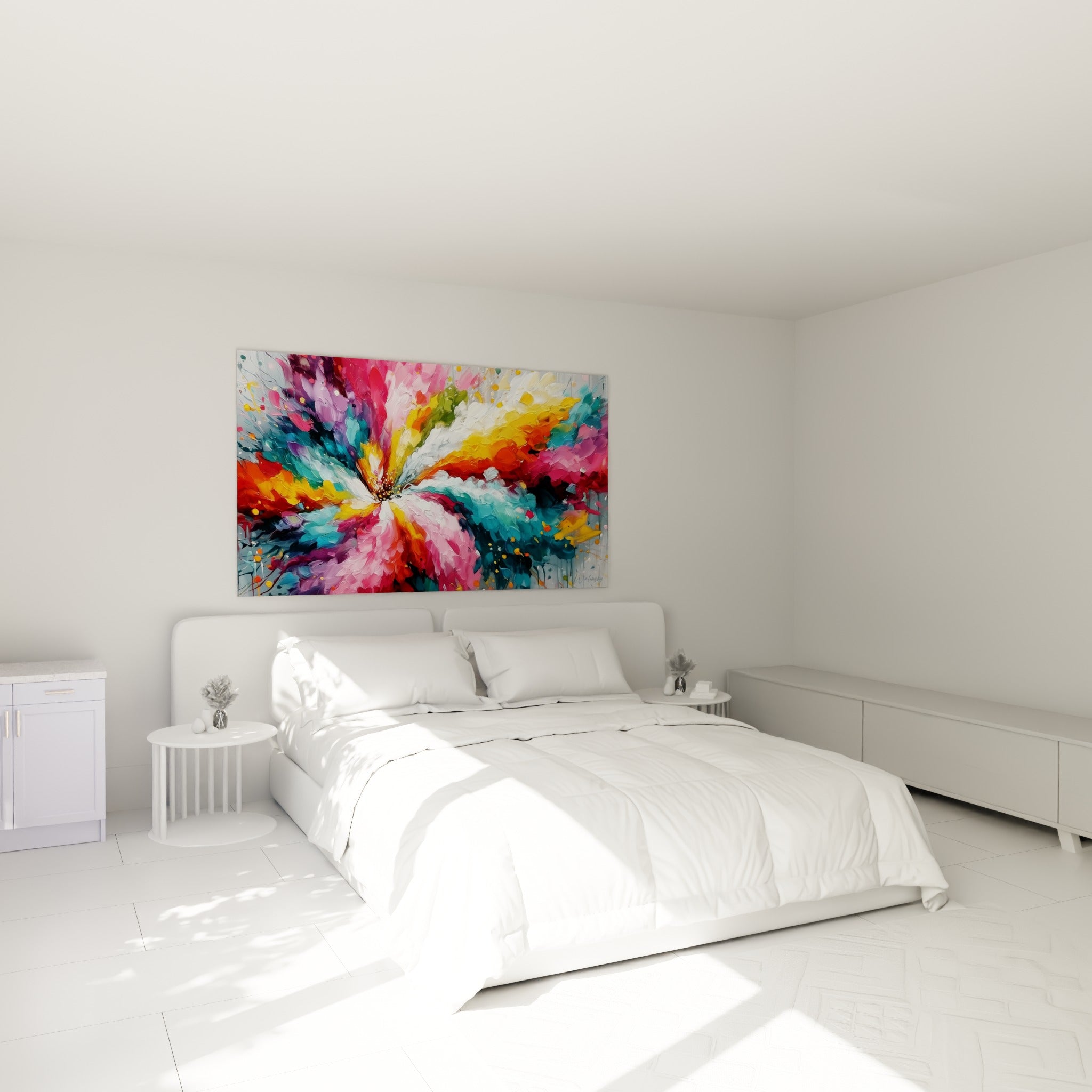 Pétales éclatés en fuchsia et turquoise dominant une composition, au-dessus d'un lit dans une chambre claire