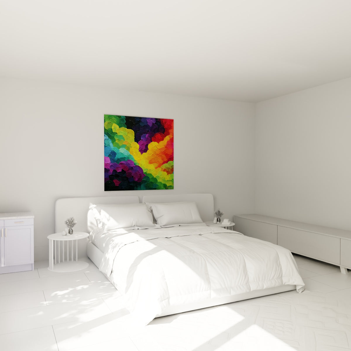 Pétales texturés en vert émeraude et orangé vif, accrochés au-dessus d'un lit dans une chambre claire