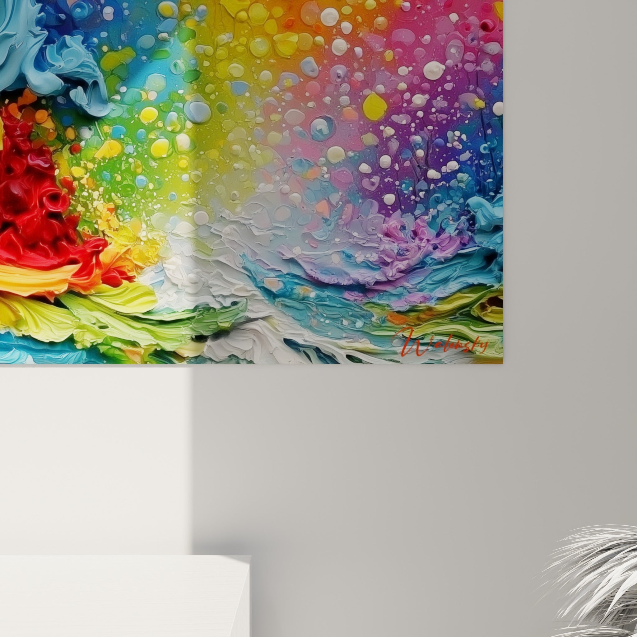 Empâtements épais jaune doré et bleu ciel visibles de près sur ce tableau multicolore abstrait accroché au mur