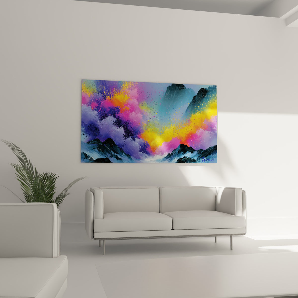 Reliefs bleu nuit et nuages magenta du tableau multicolore abstrait au-dessus d'un canapé dans un salon lumineux