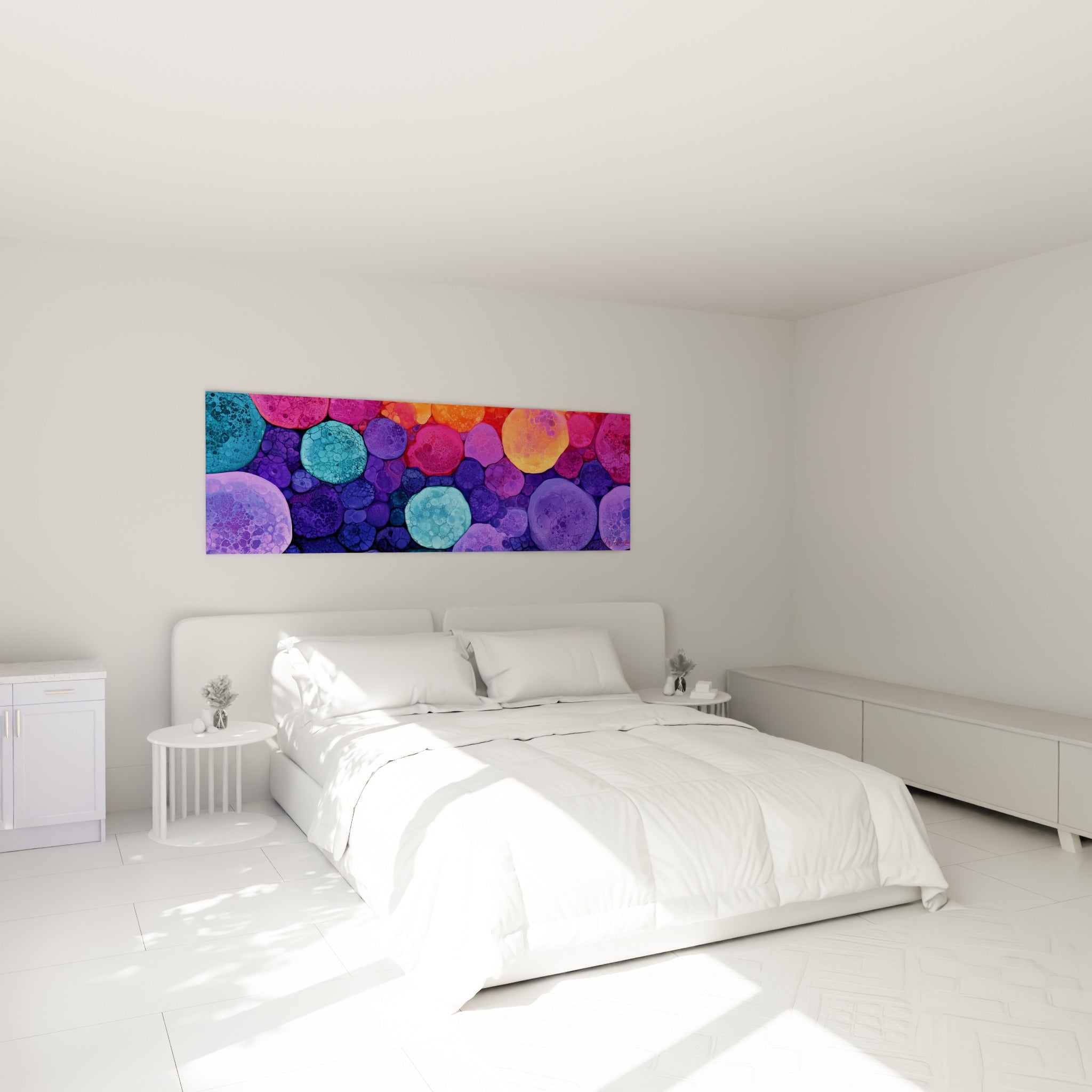 Sphères violettes et turquoise éclatantes au-dessus d'un lit dans une chambre claire