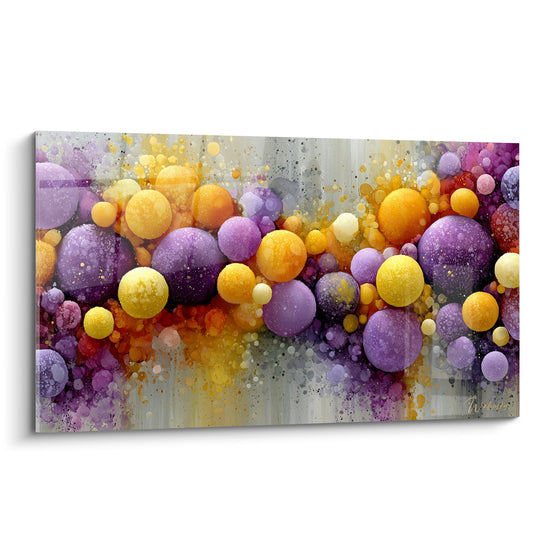 Sphères violettes et dorées granuleuses composant un tableau multicolore abstrait sur fond gris clair