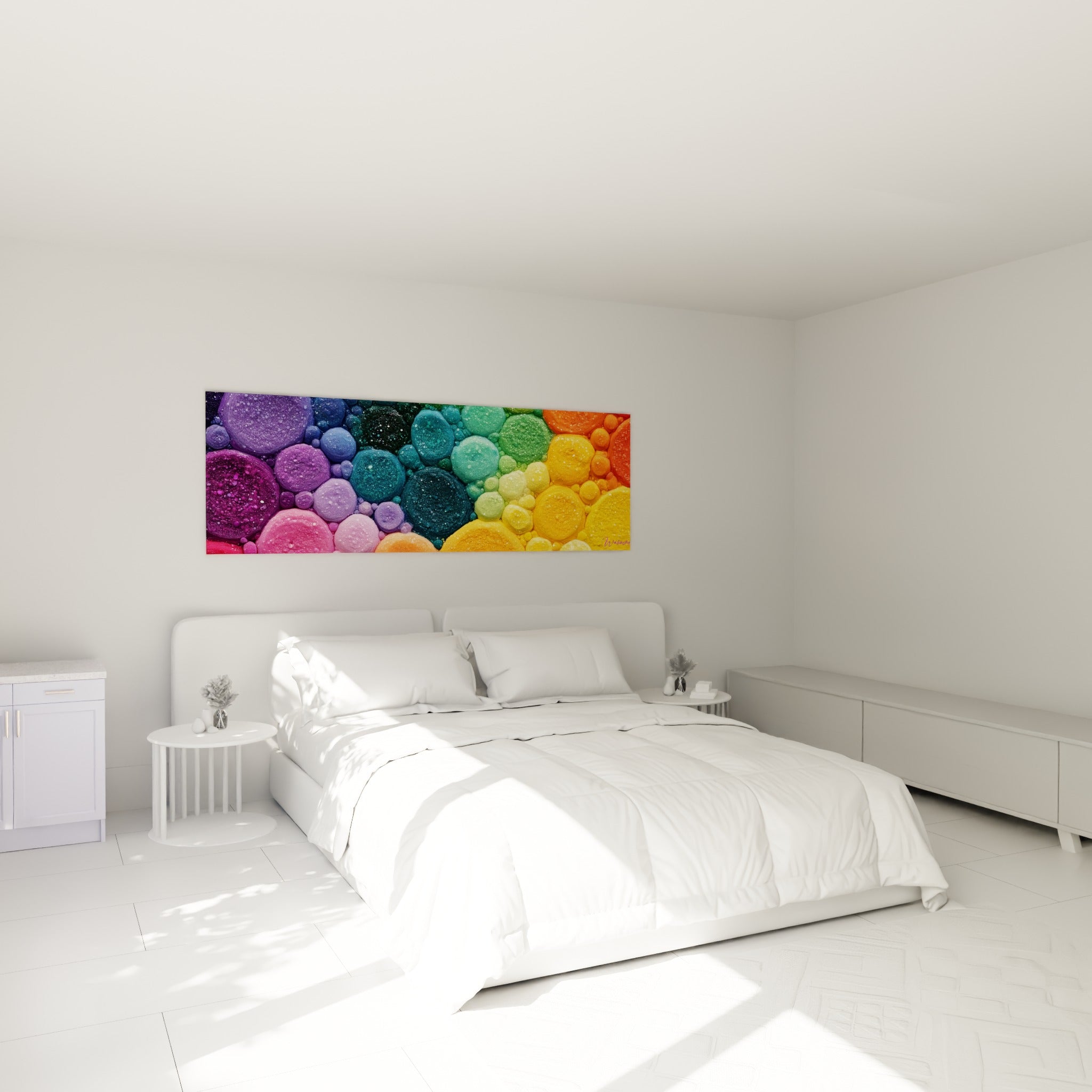 Bulles violettes, bleu marine et jaunes disposées en dégradé, accrochées au-dessus d'un lit dans une chambre claire