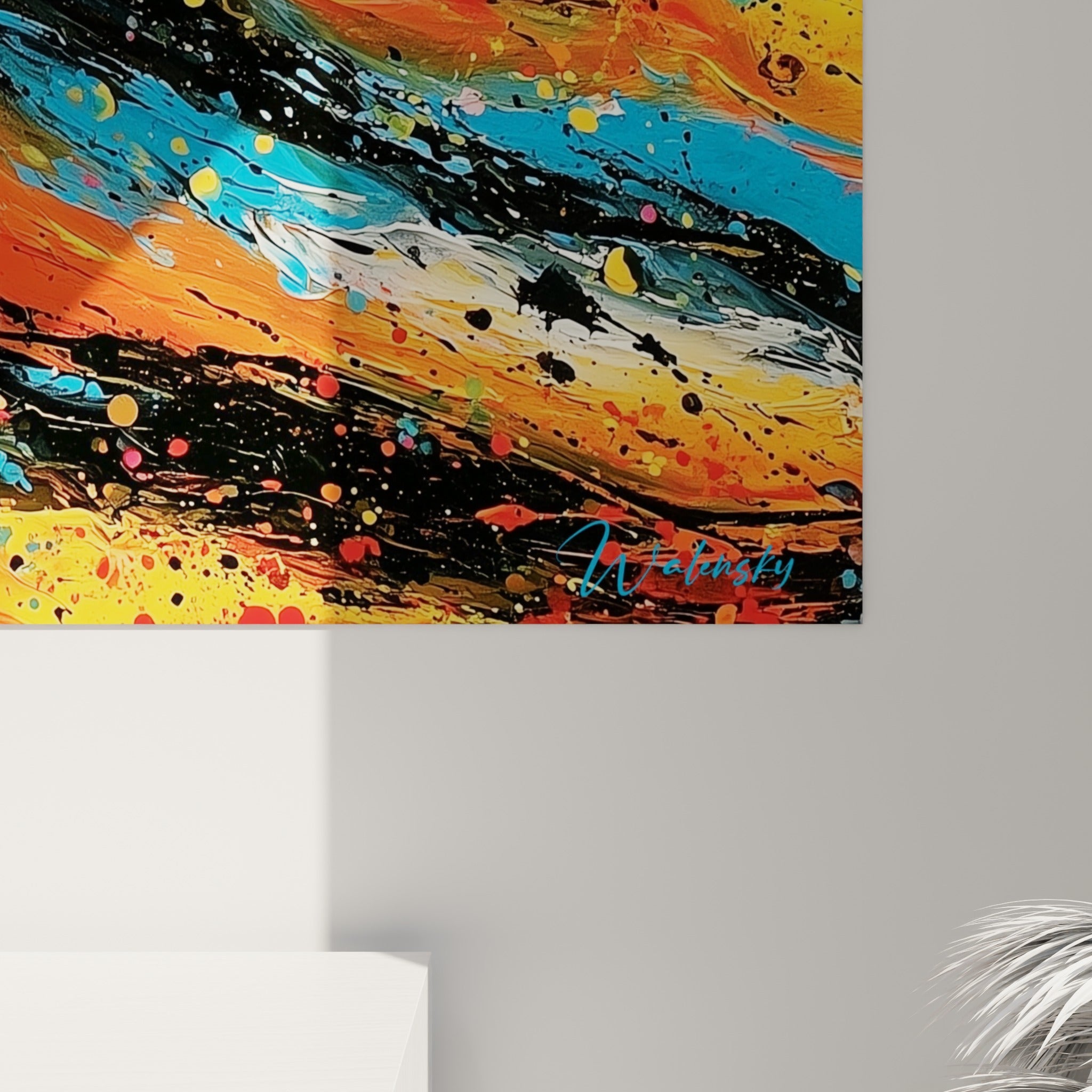 Matière épaisse et coulures noires du tableau multicolore abstrait, grain de peinture rose et bleu visible de près
