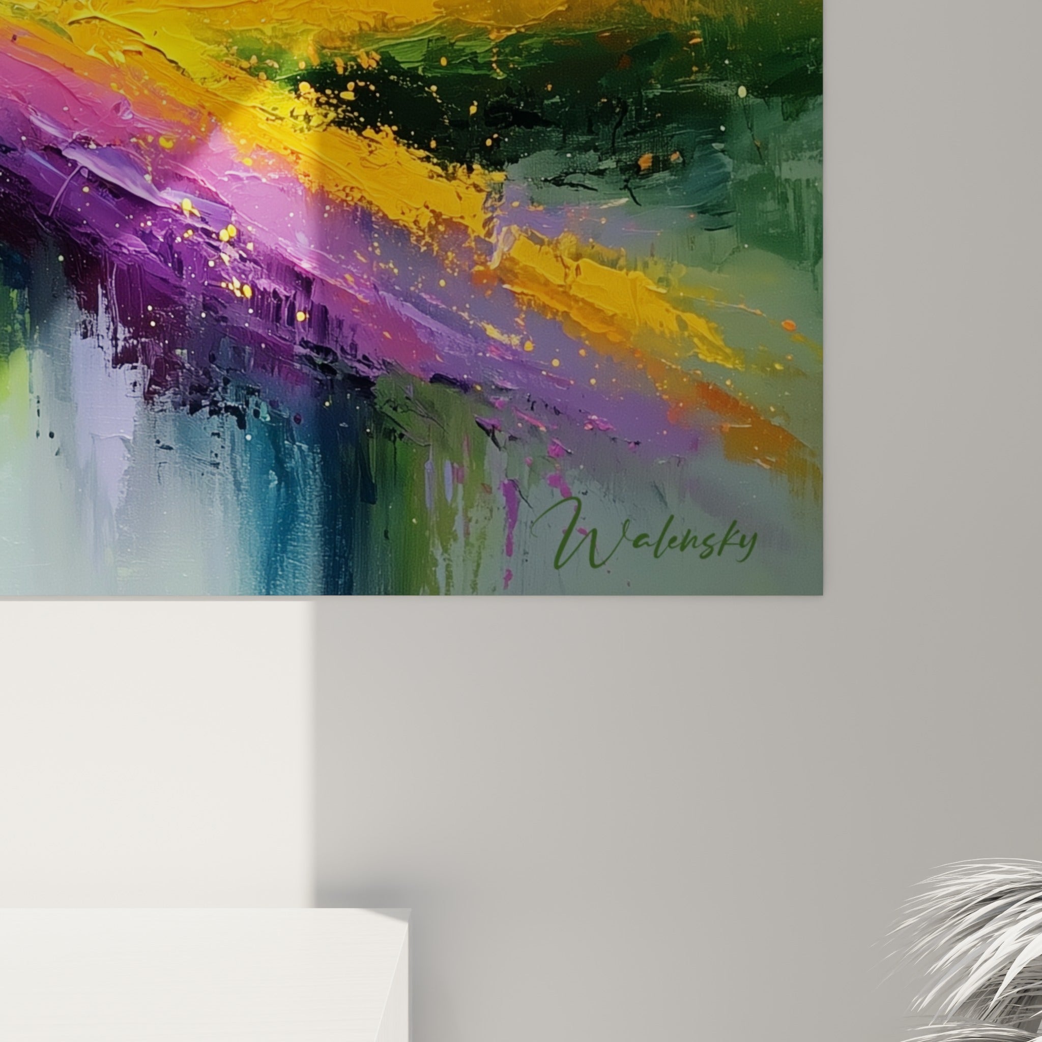 Empâtements épais de peinture orange, violette et dorée visibles en gros plan sur la toile abstraite
