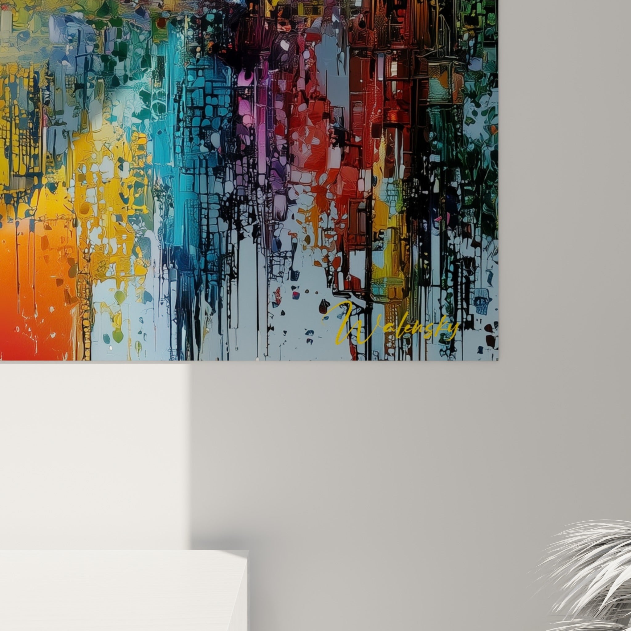 Empâtements et éclaboussures de peinture jaune, rouge et bleu marine visibles en gros plan sur la toile