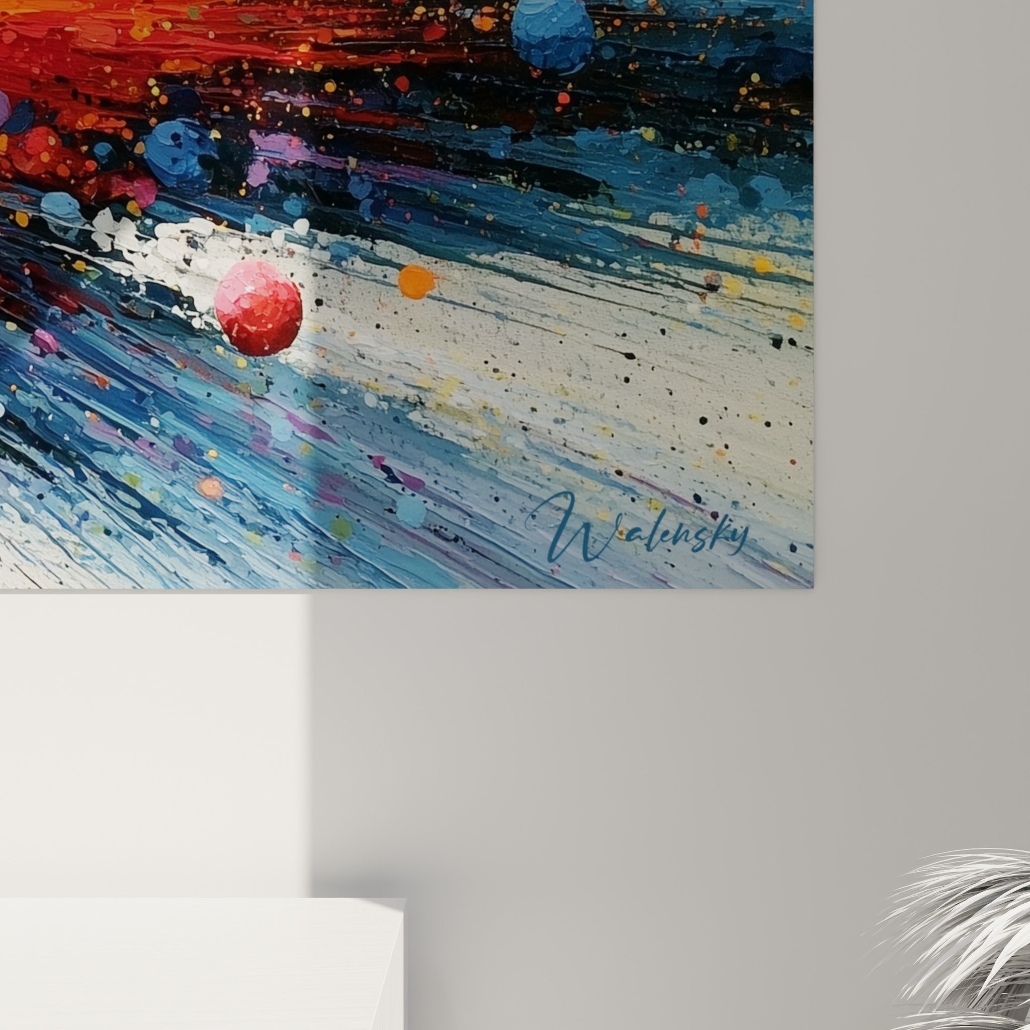 Empâtements épais orange et jaune se mêlant au bleu marine, coulures visibles sur la toile abstraite