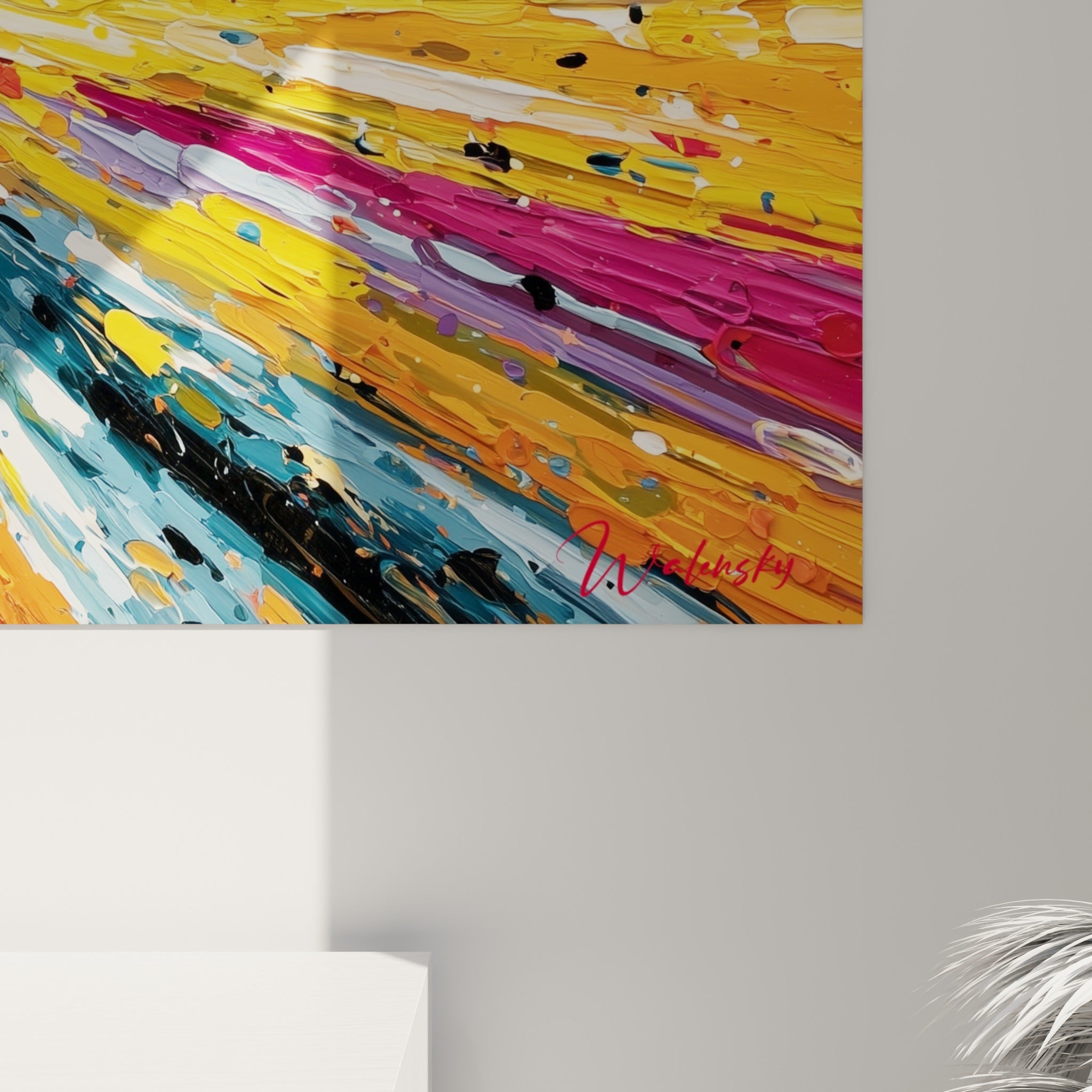 Empâtements de peinture jaune, rose fuchsia et bleu canard, matière épaisse et striée visible de près