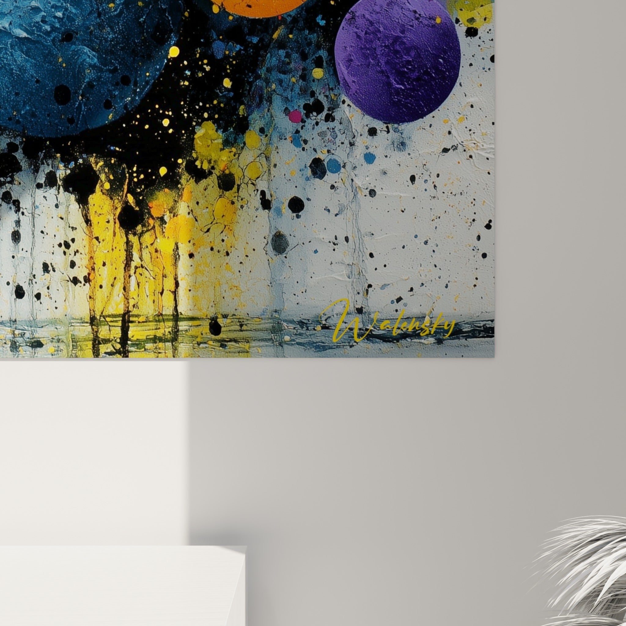 Empâtements épais de peinture jaune et bleue avec coulures noires visibles en gros plan