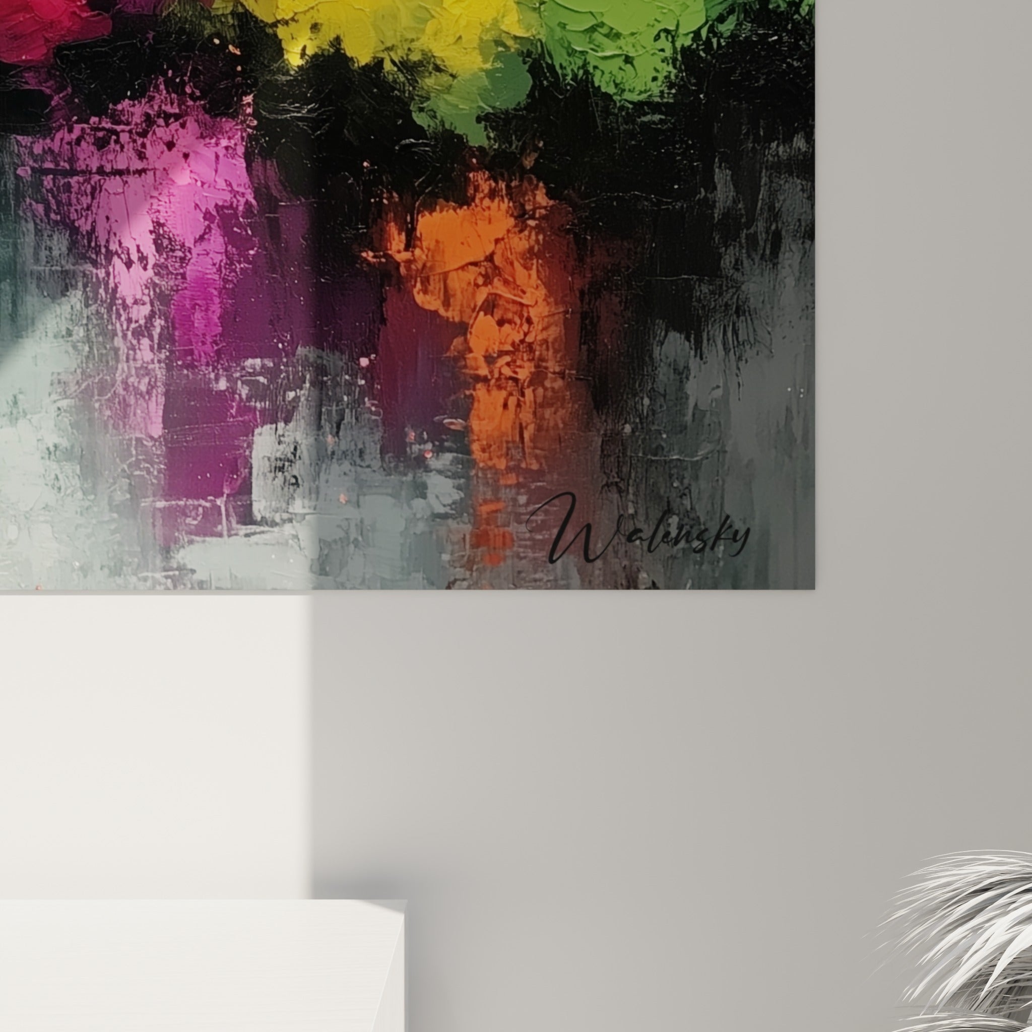 Empâtements épais de peinture jaune, rose et bleu turquoise visibles en gros plan sur la toile