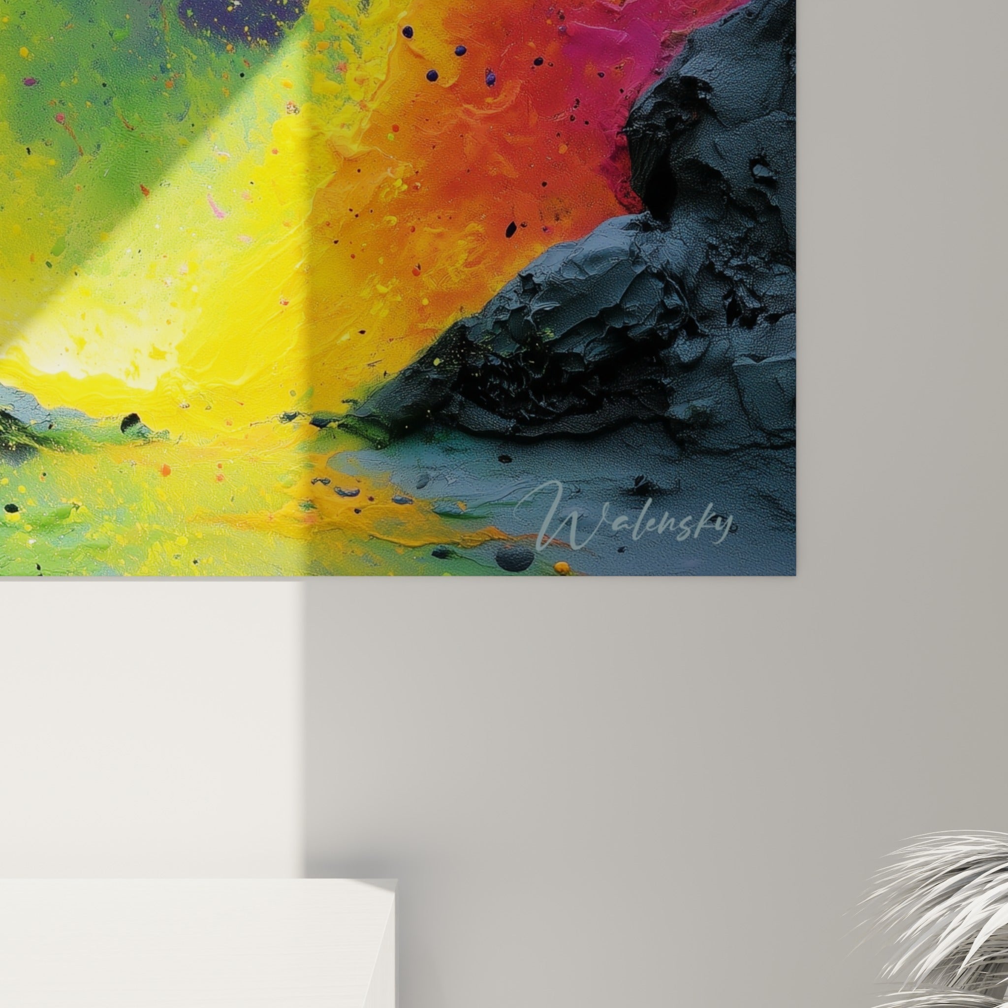 Empâtements anthracite et coulures dorées visibles de près sur ce tableau multicolore abstrait accroché