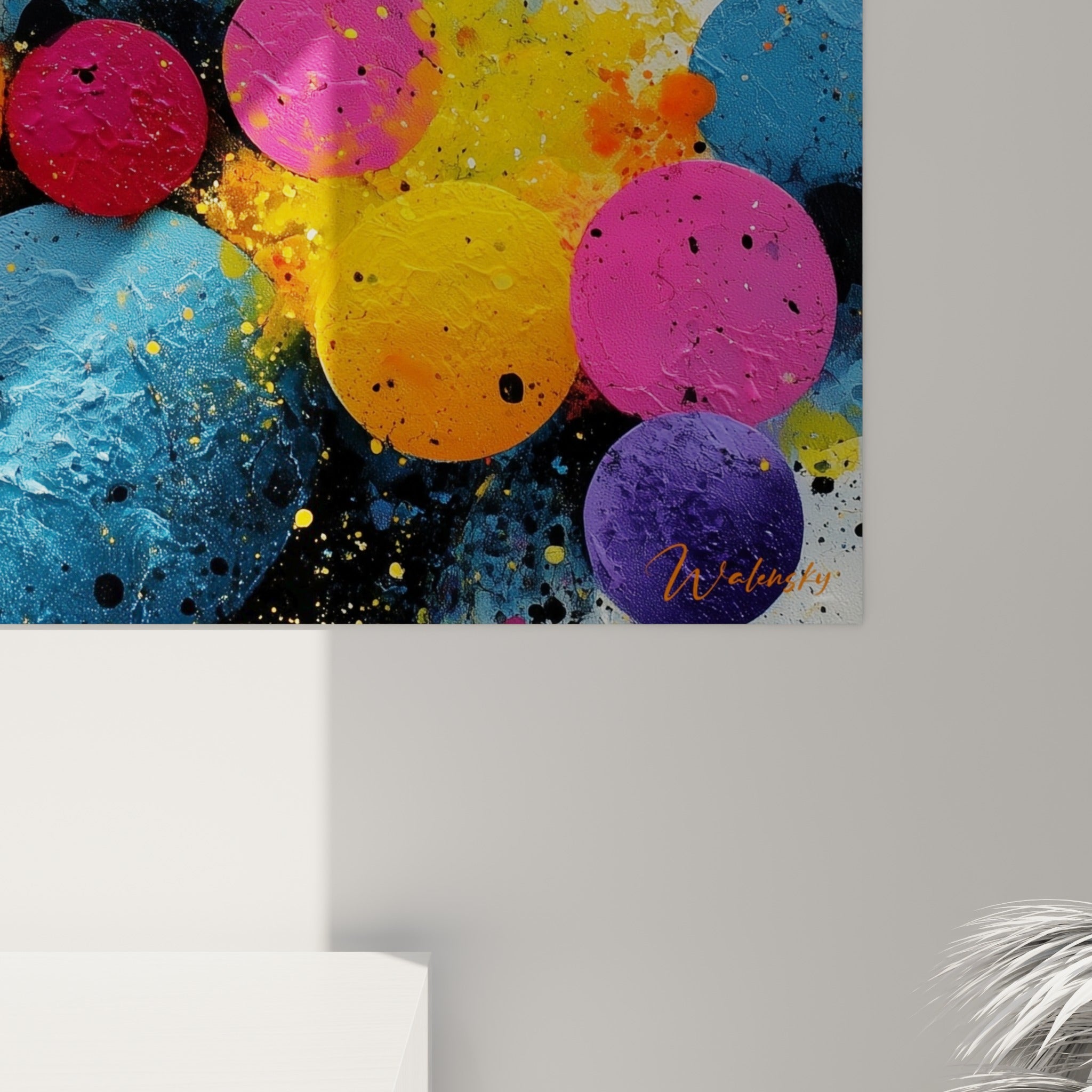 Empâtements texturés et éclaboussures noires révèlent la matière jaune et bleue du tableau Multicolore abstrait