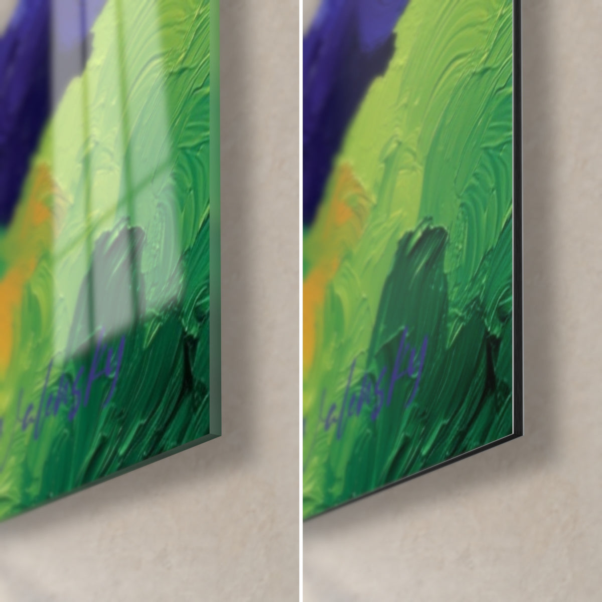 Schilderij van met spaan aangebrachte cumuluswolken in weidegroen en diep paars, rechter onderhoek, glanzende reflecties van het glas en mat Dibond