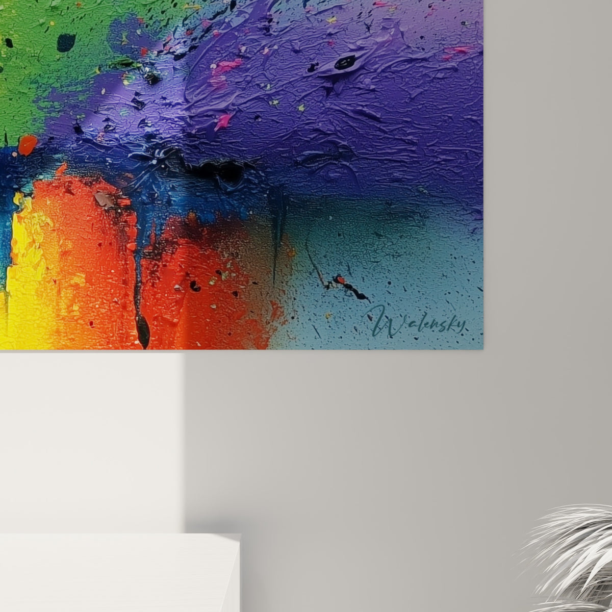 Empâtements épais et coulures noires sur fond jaune et rose, matière picturale du tableau multicolore abstrait visible de près