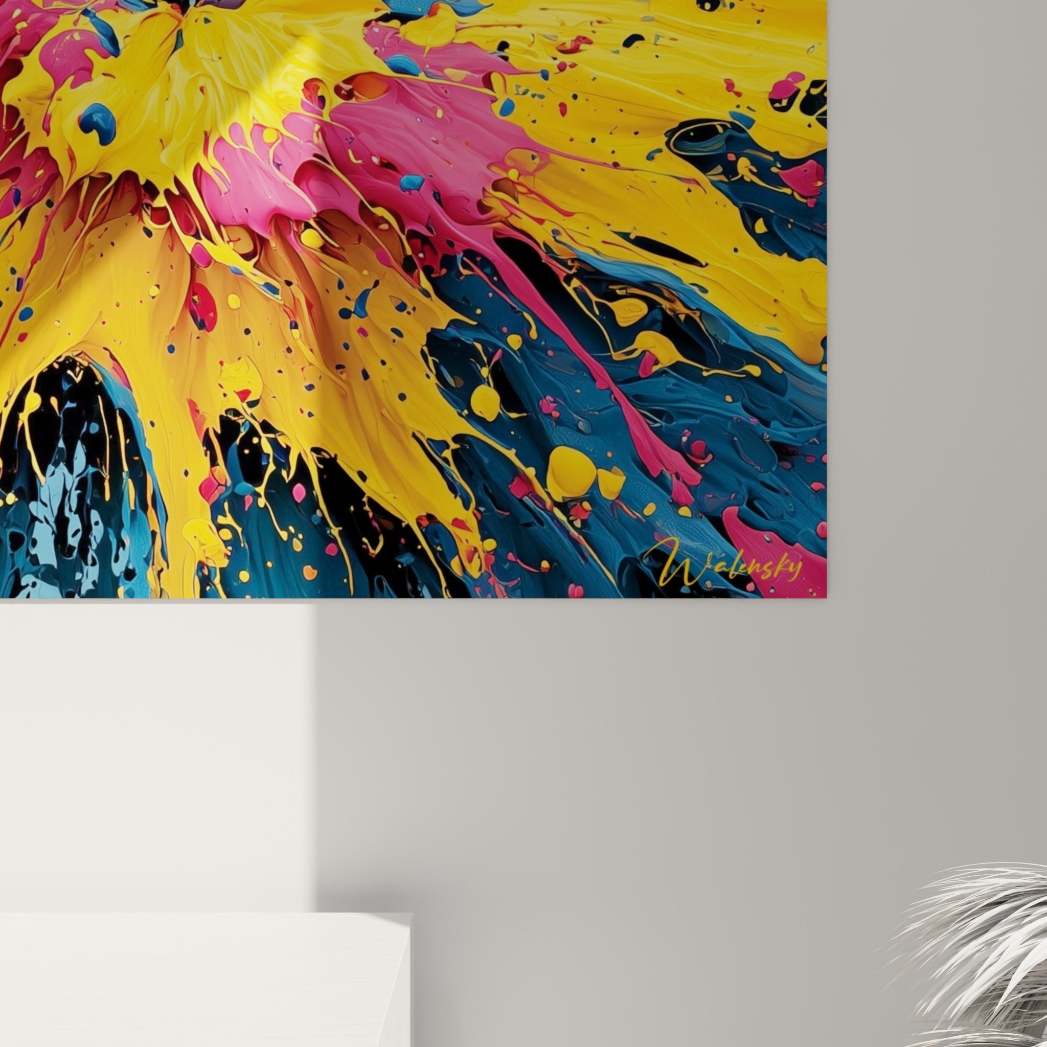 Empâtements de peinture jaune, bleu et fuchsia révélant le relief et la matière de l'œuvre