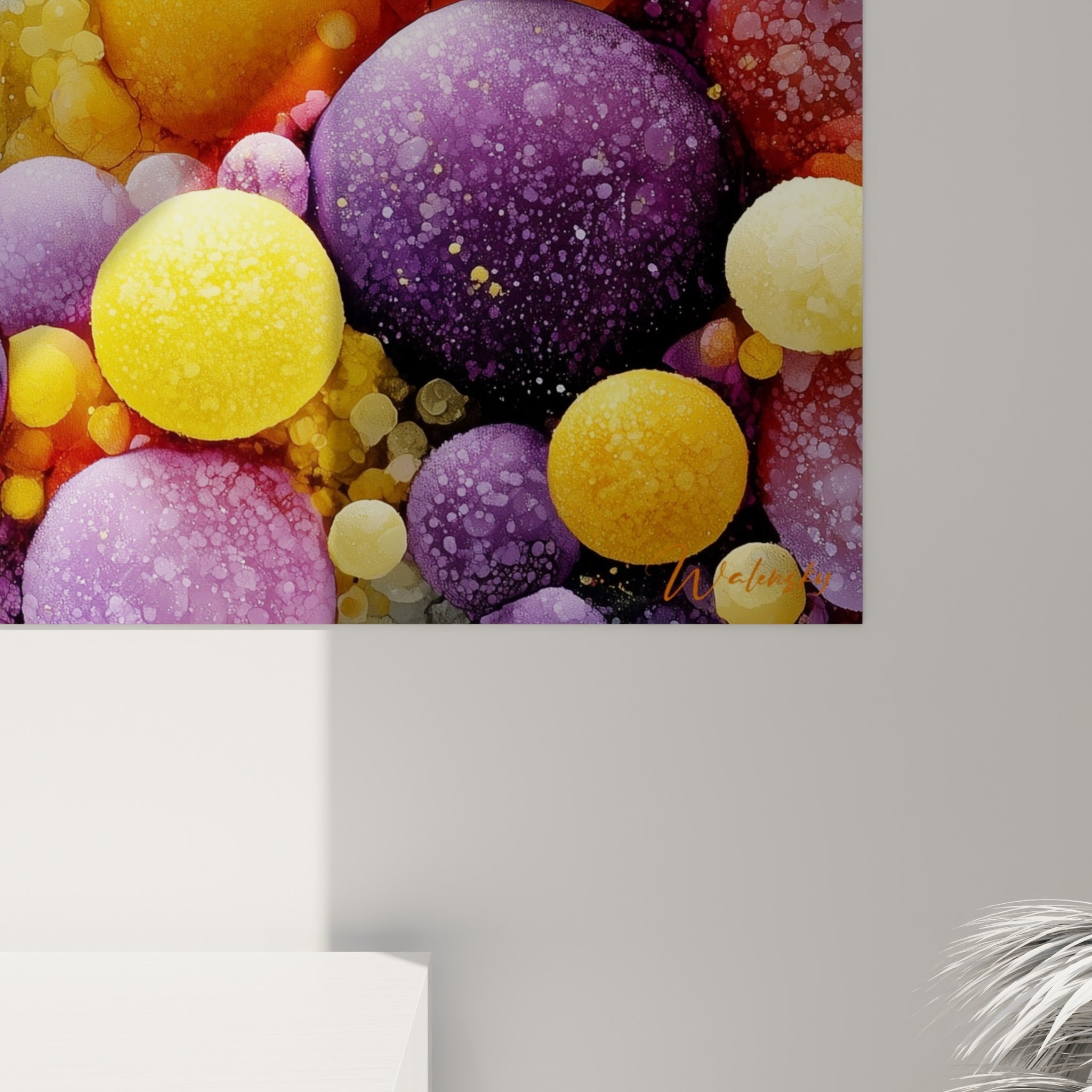 Grain poudré des sphères dorées et violettes, coulures visibles à la surface de l'impression accrochée