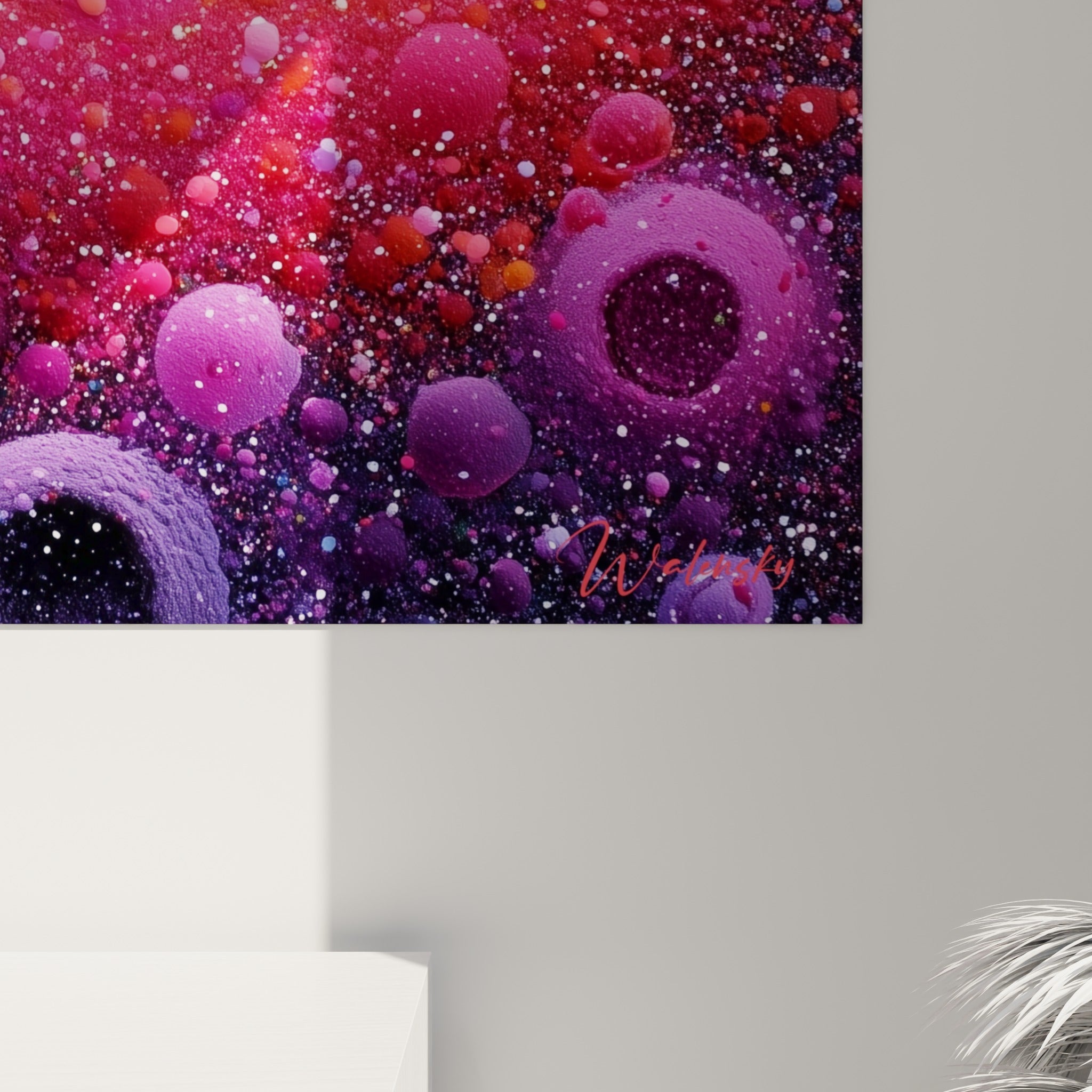Grain scintillant et empâtements colorés révélant la matière de ce tableau abstrait aux teintes violettes et jaunes