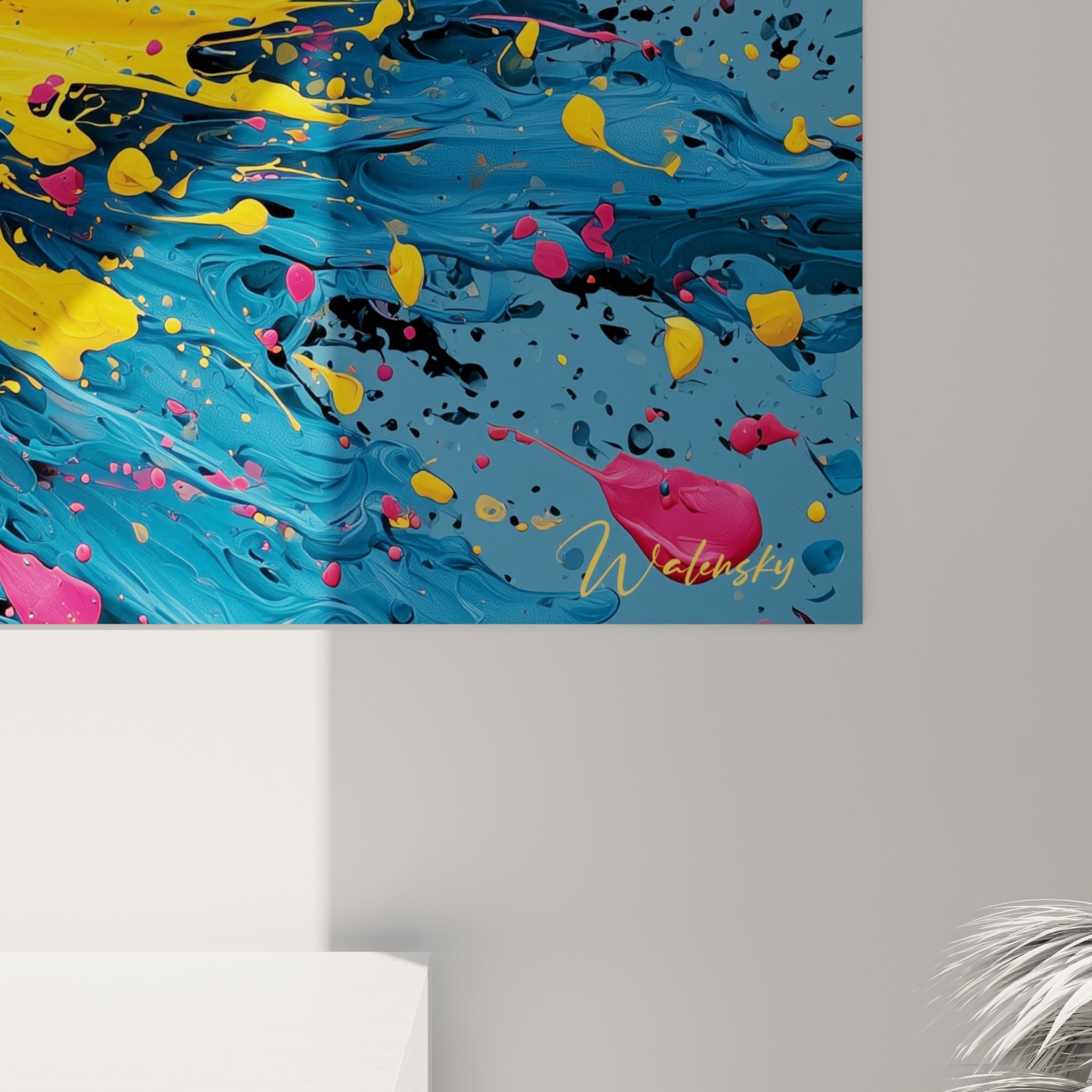 Matière épaisse et coulures jaune vif, rose fuchsia et bleu ardoise visibles de près sur la toile accrochée