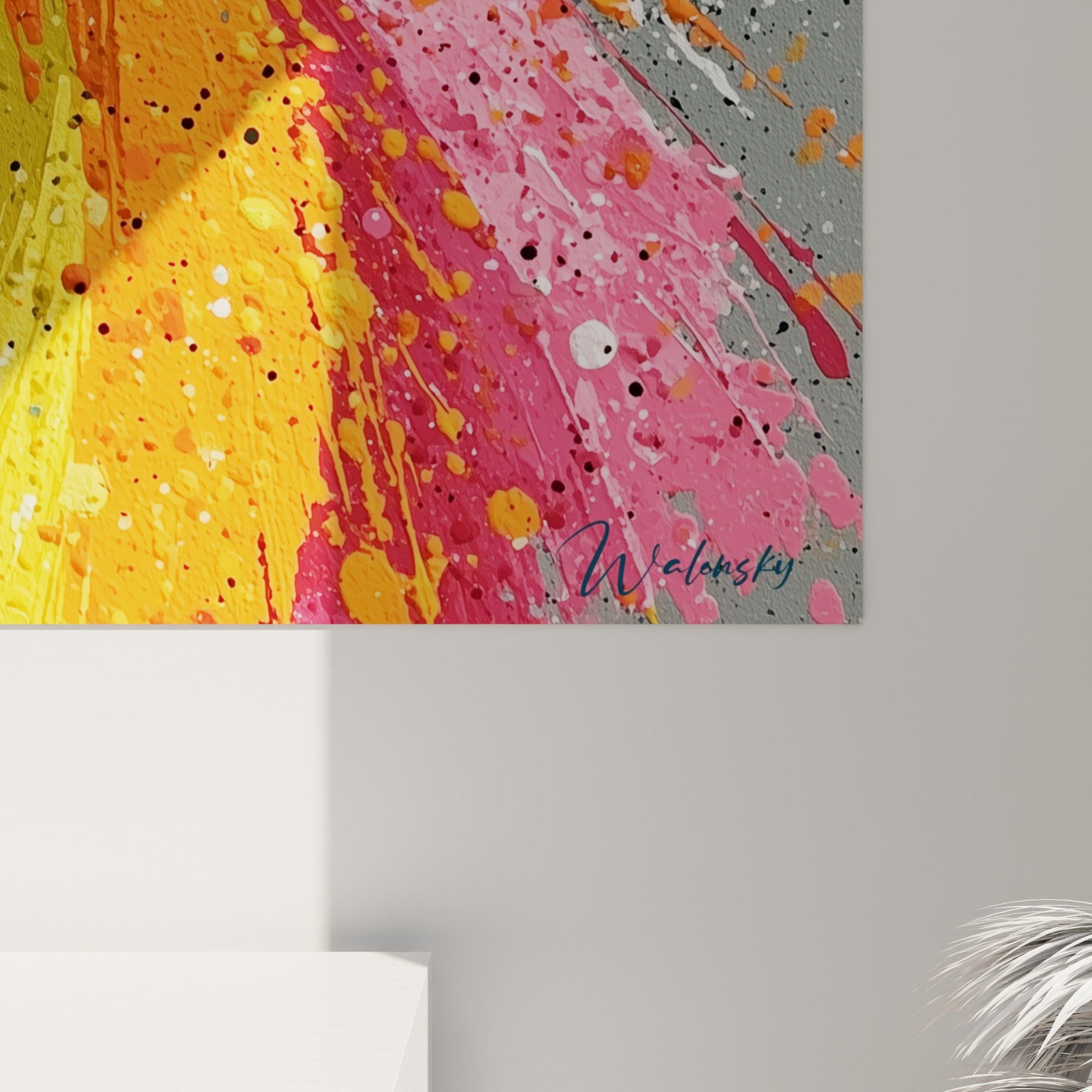 Empâtements de peinture jaune, rose et noire visibles en relief sur la toile du tableau accroché