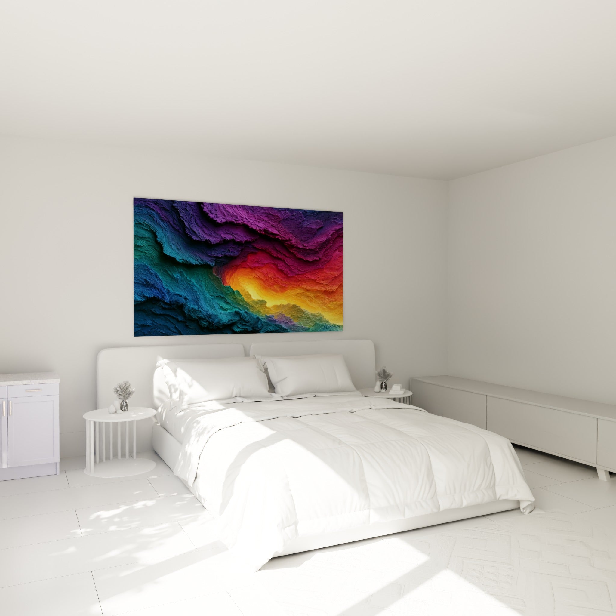 Reliefs peints orangé et bleu profond du tableau multicolore abstrait, au-dessus d'un lit dans une chambre claire