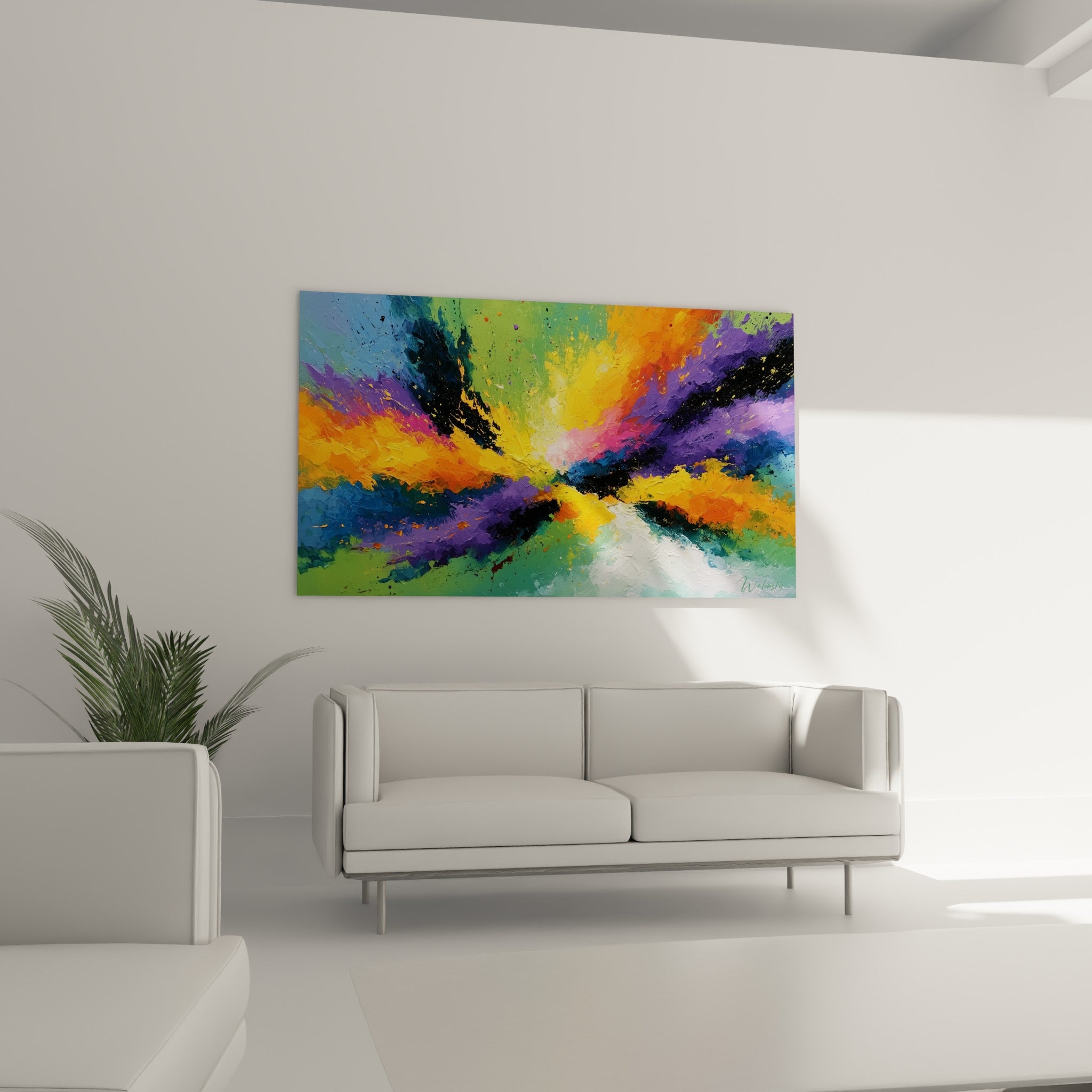 Composition violette et dorée en mouvement au-dessus d'un canapé dans un salon lumineux