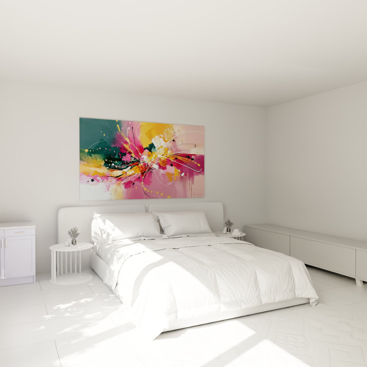 Éclaboussures roses et dorées d'une toile abstraite, accrochée au-dessus d'un lit dans une chambre claire