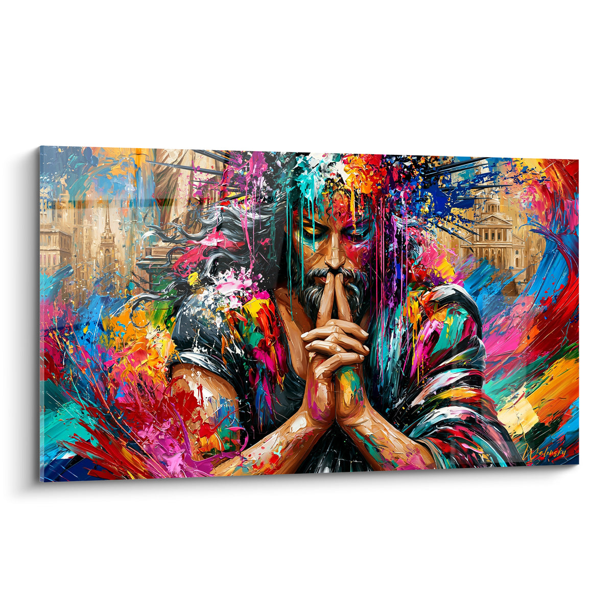 Homme barbu aux mains jointes, peinture éclatée bleu marine et fuchsia sur fond architectural doré