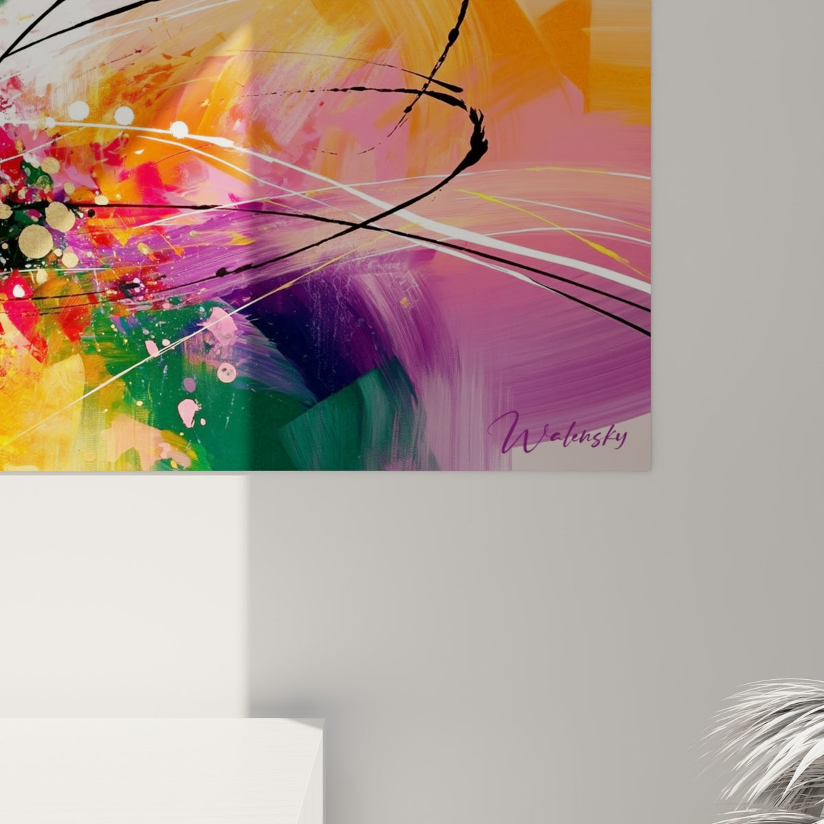Empâtements de peinture orange, dorée et violette visibles en détail sur la toile Multicolore accrochée